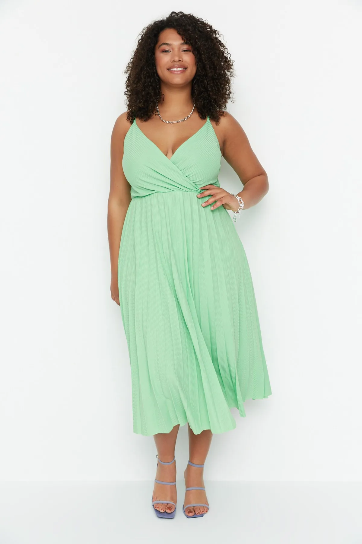 Trendyol Curve  Grünes zweireihiges Strickkleid mit Kragen und Trägern TBSSS22EL1565