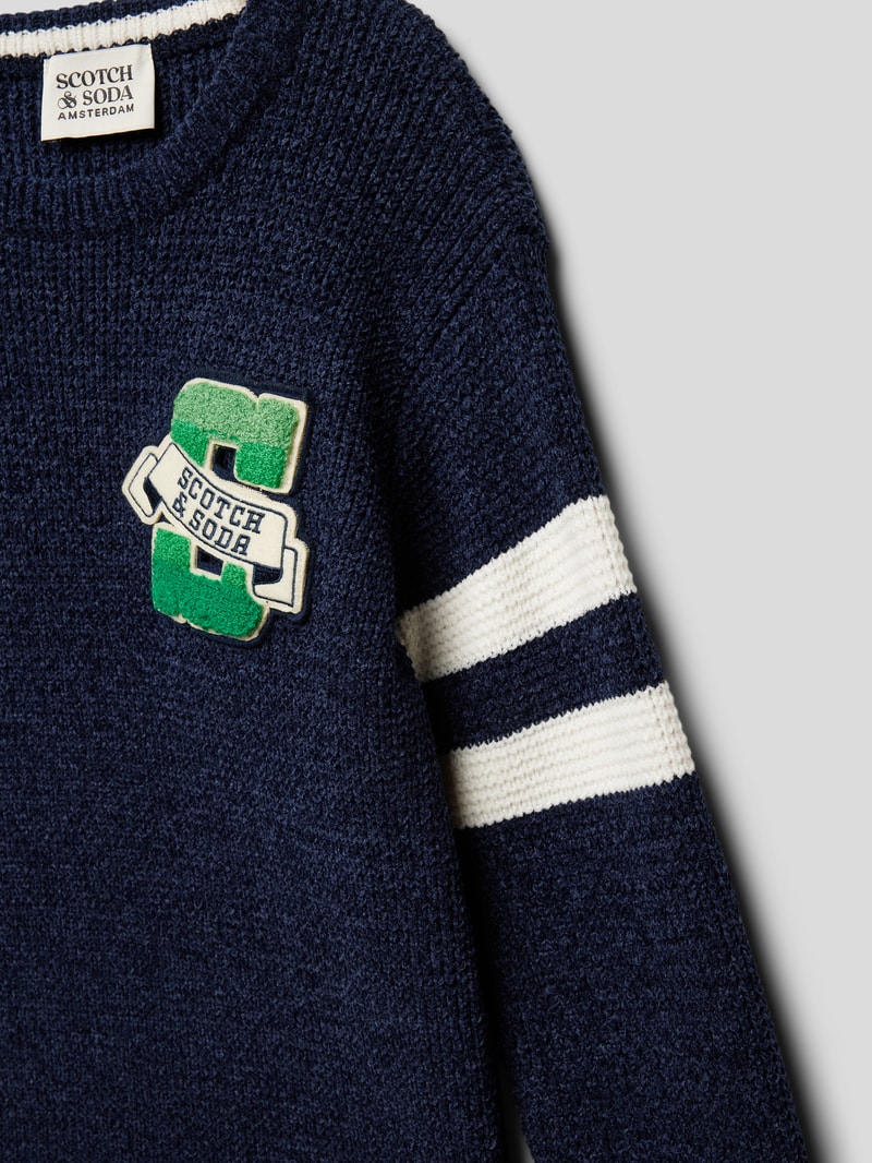 Strickpullover mit Label-Patch in blau