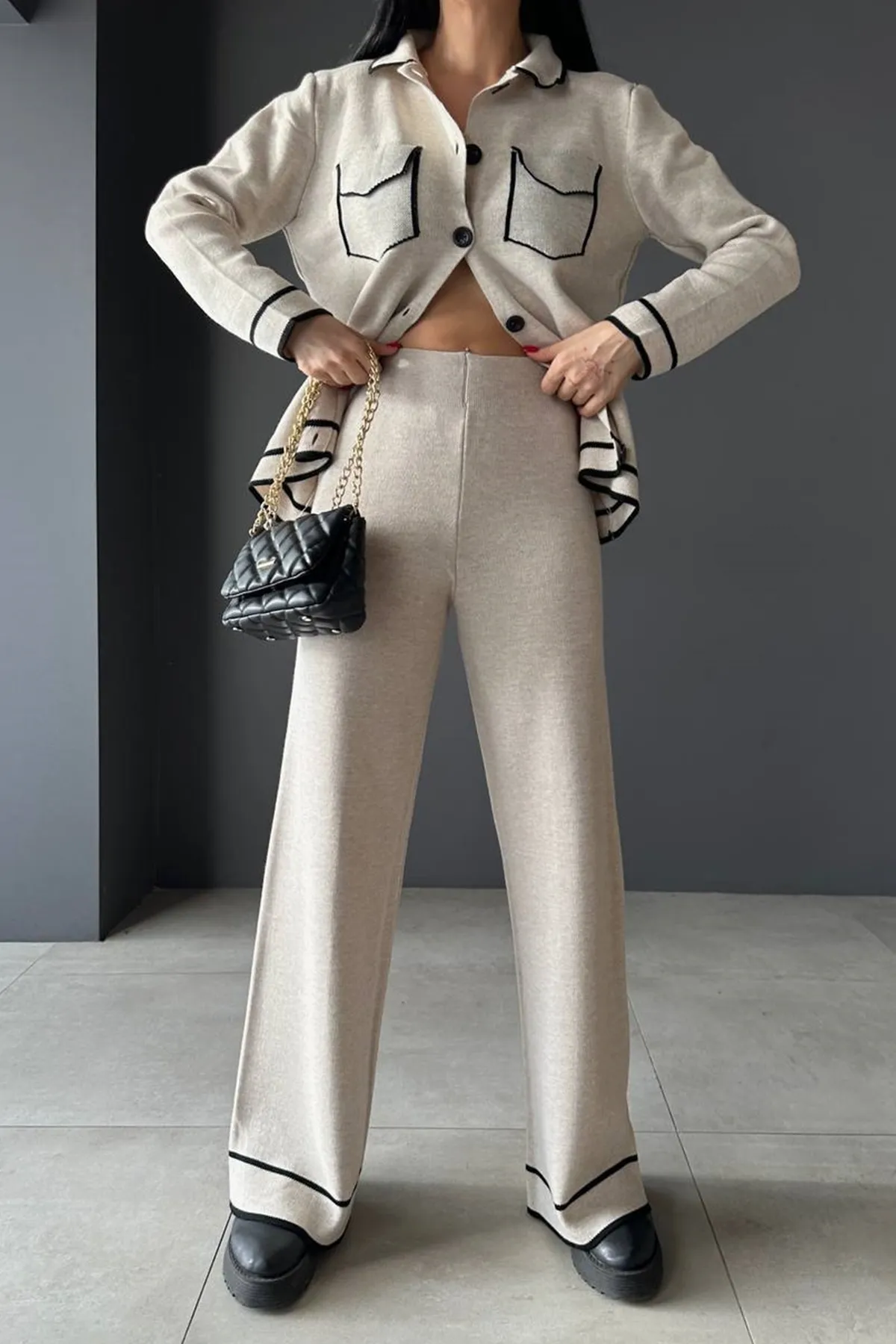 lovebox  Strickjacke mit Polokragen, Taschendetail und Knopfleiste und Hose mit hoher Taille und weitem Bein, cremefarbenes Strickoberteil, Anzug 10067