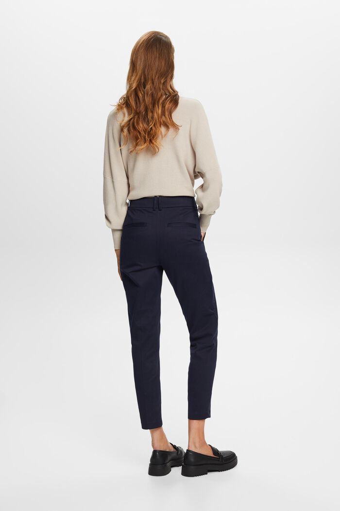 Schmal geschnittene Hose mit hohem Bund