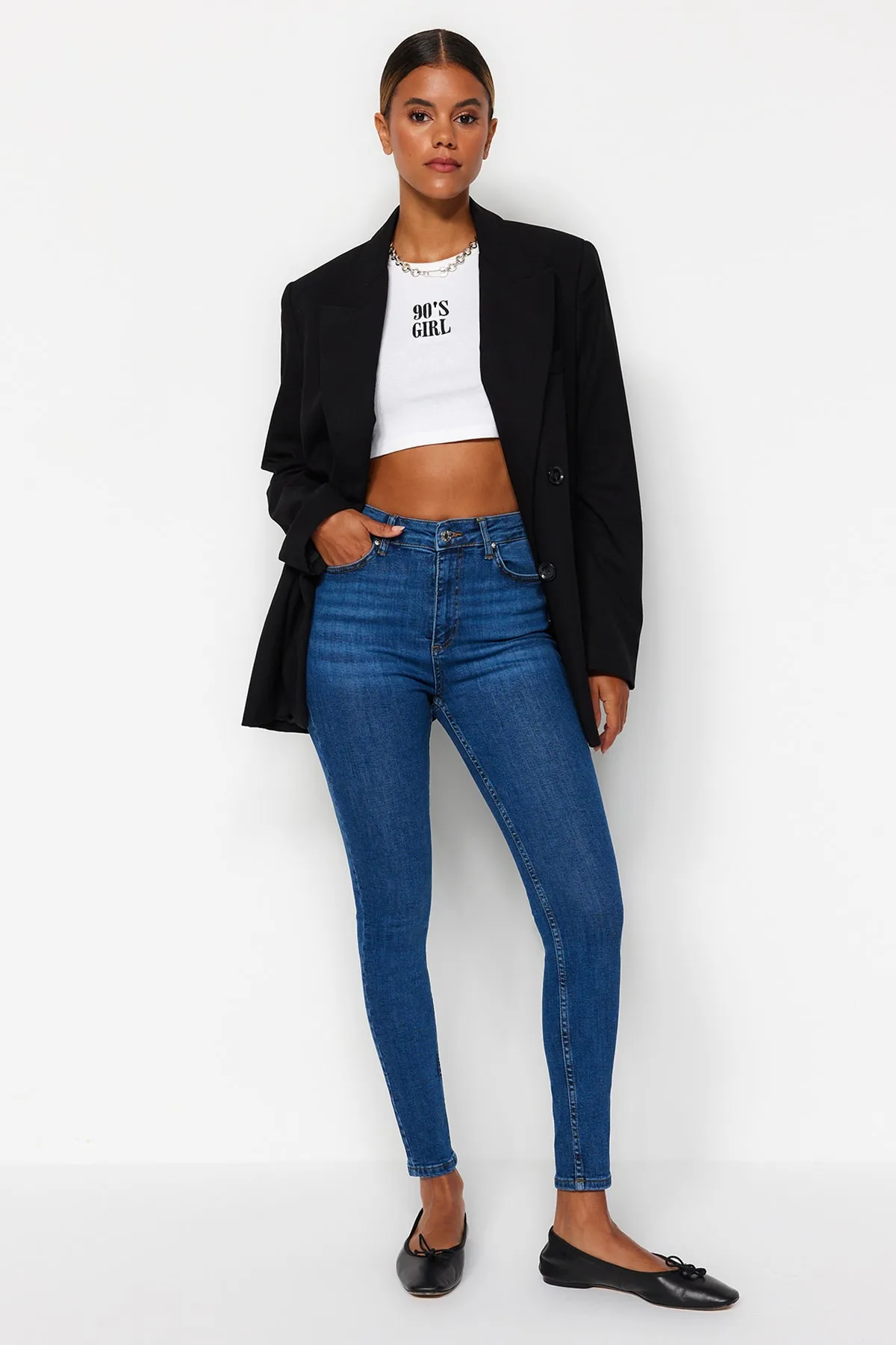 Trendyol Collection  Dunkelblaue Röhrenjeans mit normaler Taille TWOAW24JE00067
