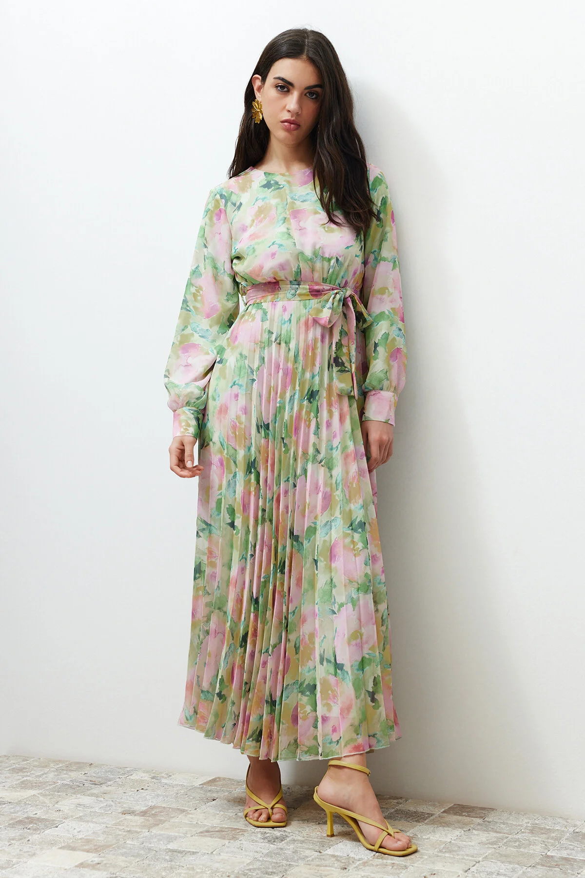 Trendyol Modest  Hellgrünes Kleid aus gewebtem Chiffon mit Blumenmuster und gefüttertem, plissiertem Saum TCTSS24EB00151