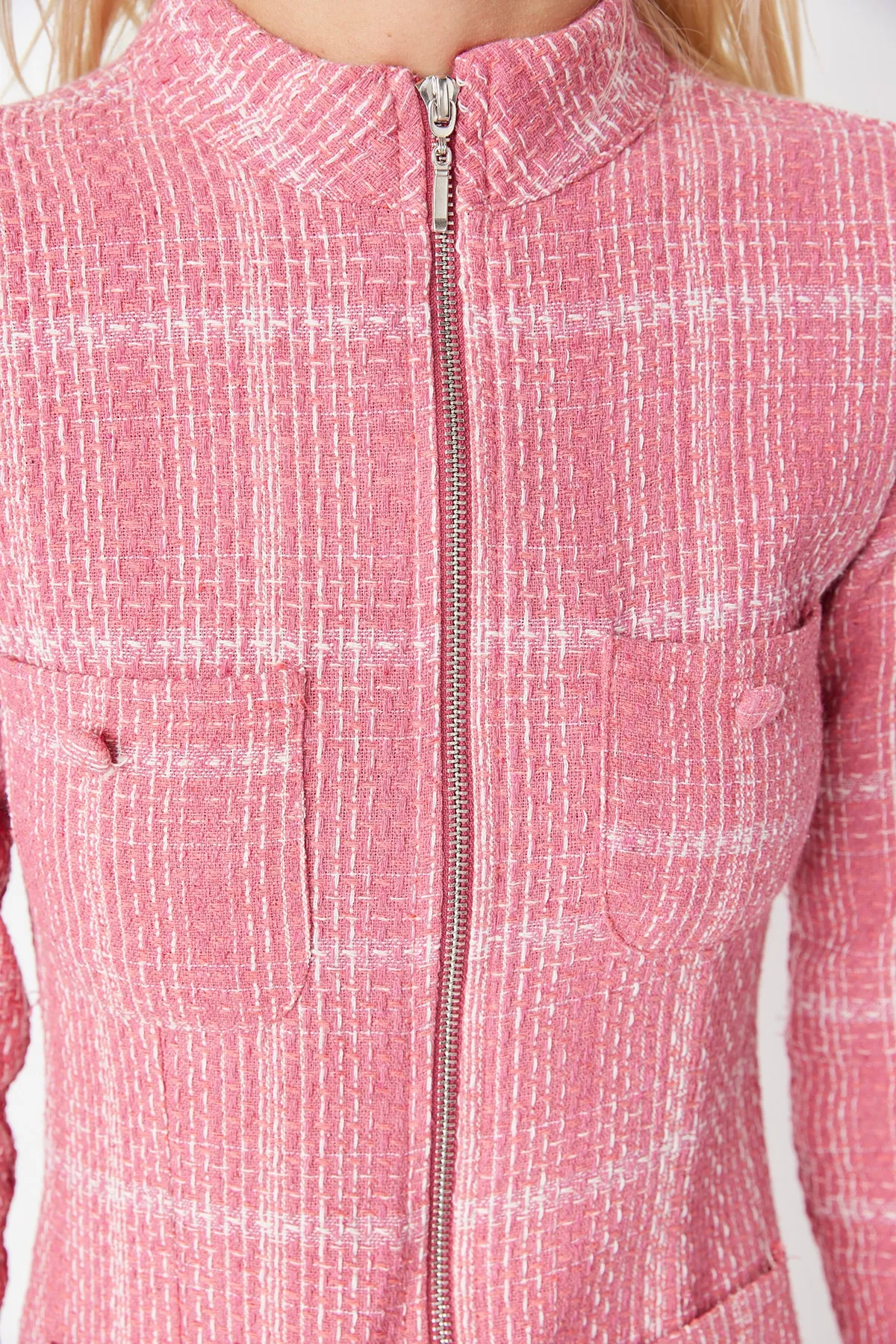 Trendyol Collection  Rosafarbenes Tweed-Webkleid mit Reißverschluss und Taschendetail TWOAW23EL00478