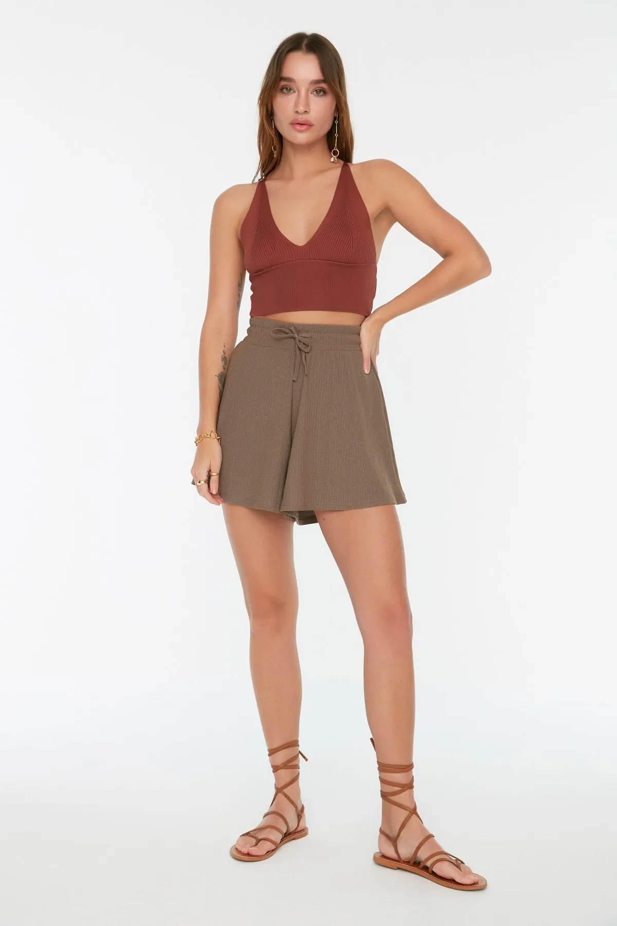 Trendyol Collection  Nerzfarbene Shorts mit lockerer Passform und normaler Taille, Wickel-/Strukturstrick-Shorts TWOSS22SR0212