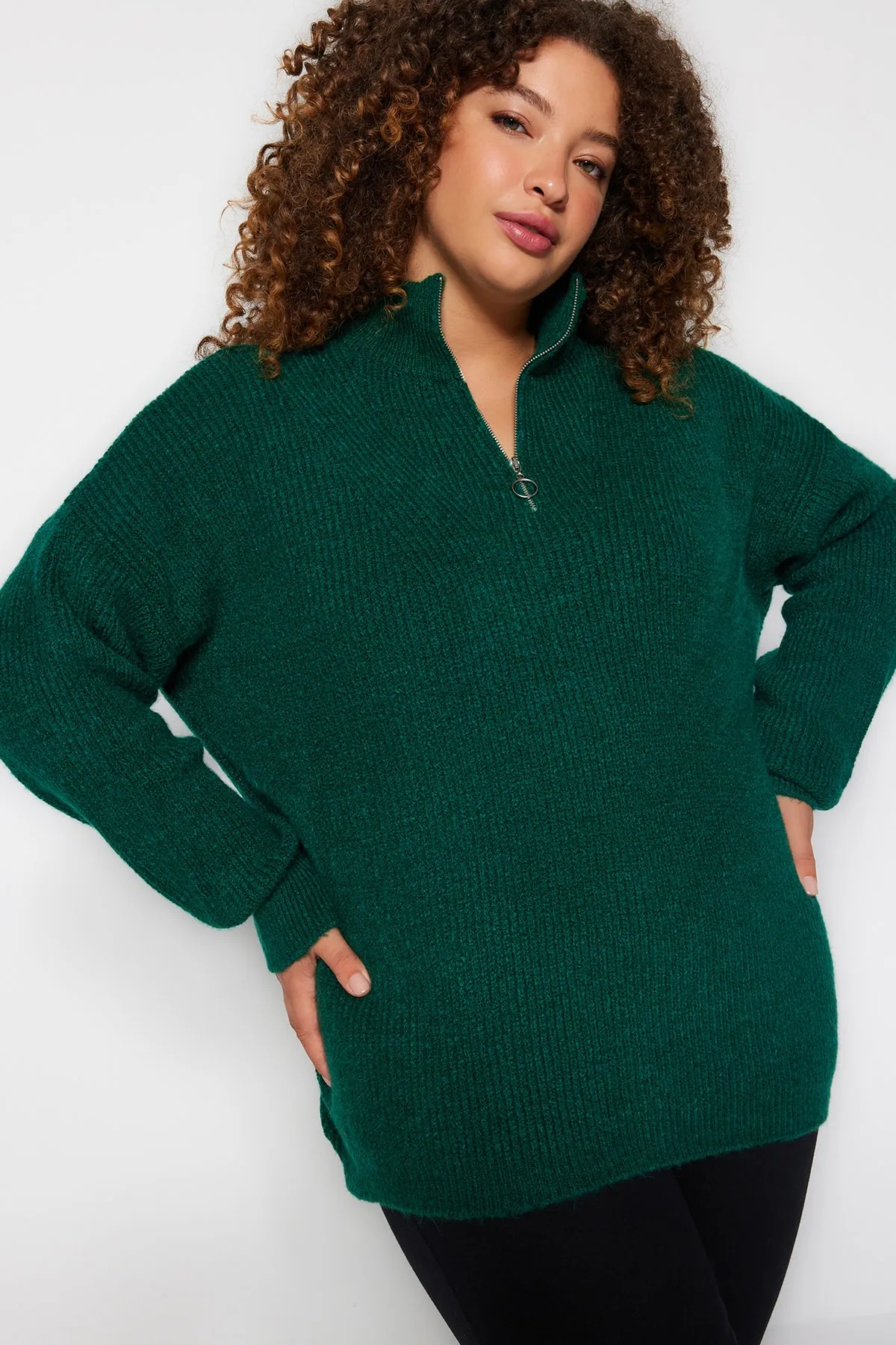 Trendyol Curve  Grüner Strickpullover mit Reißverschluss TBBAW24AN00054