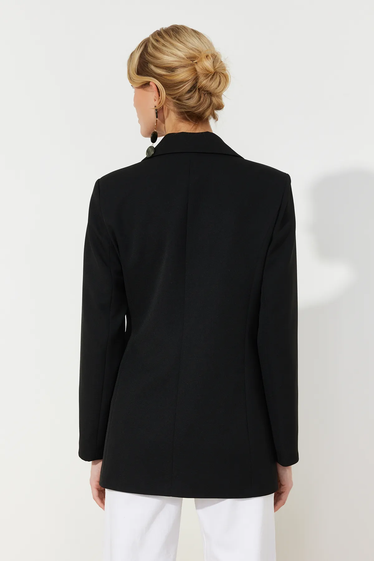 Trendyol Collection  Schwarze gewebte Accessoire-detaillierte reguläre Blazerjacke TWOSS24BC00012