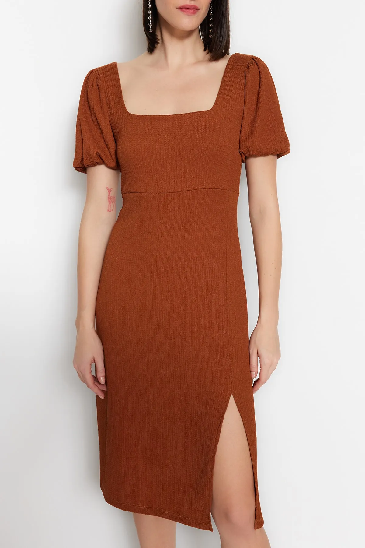 Trendyol Collection  Zimtfarbenes A-Linien-Strickkleid mit quadratischem Kragen, Ballonärmeln, Schlitz, Wickel-/strukturiertem Midi-Strickkleid TWOSS23EL01533
