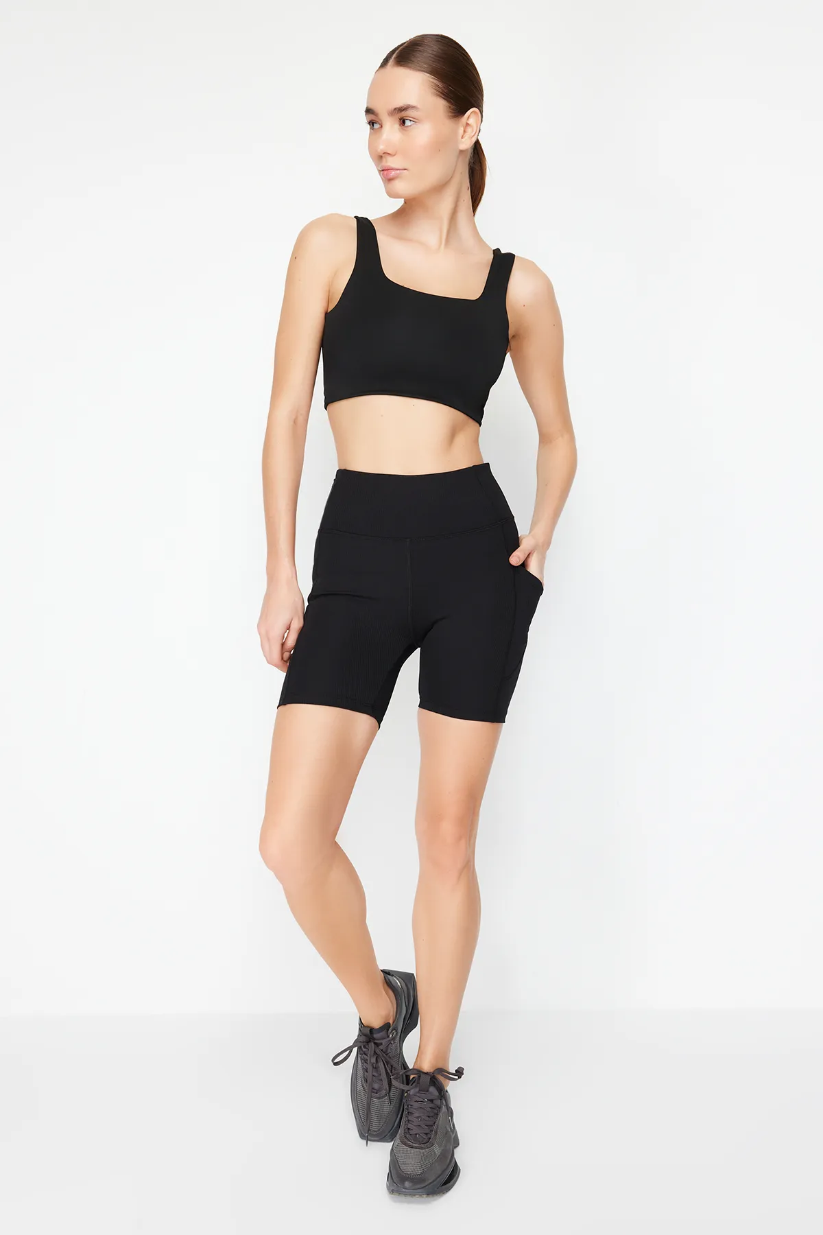 Trendyol Collection  Schwarze gerippte Sportshorts/kurze Leggings aus Tüll mit Wiederherstellungstaille THMSS24TY00005
