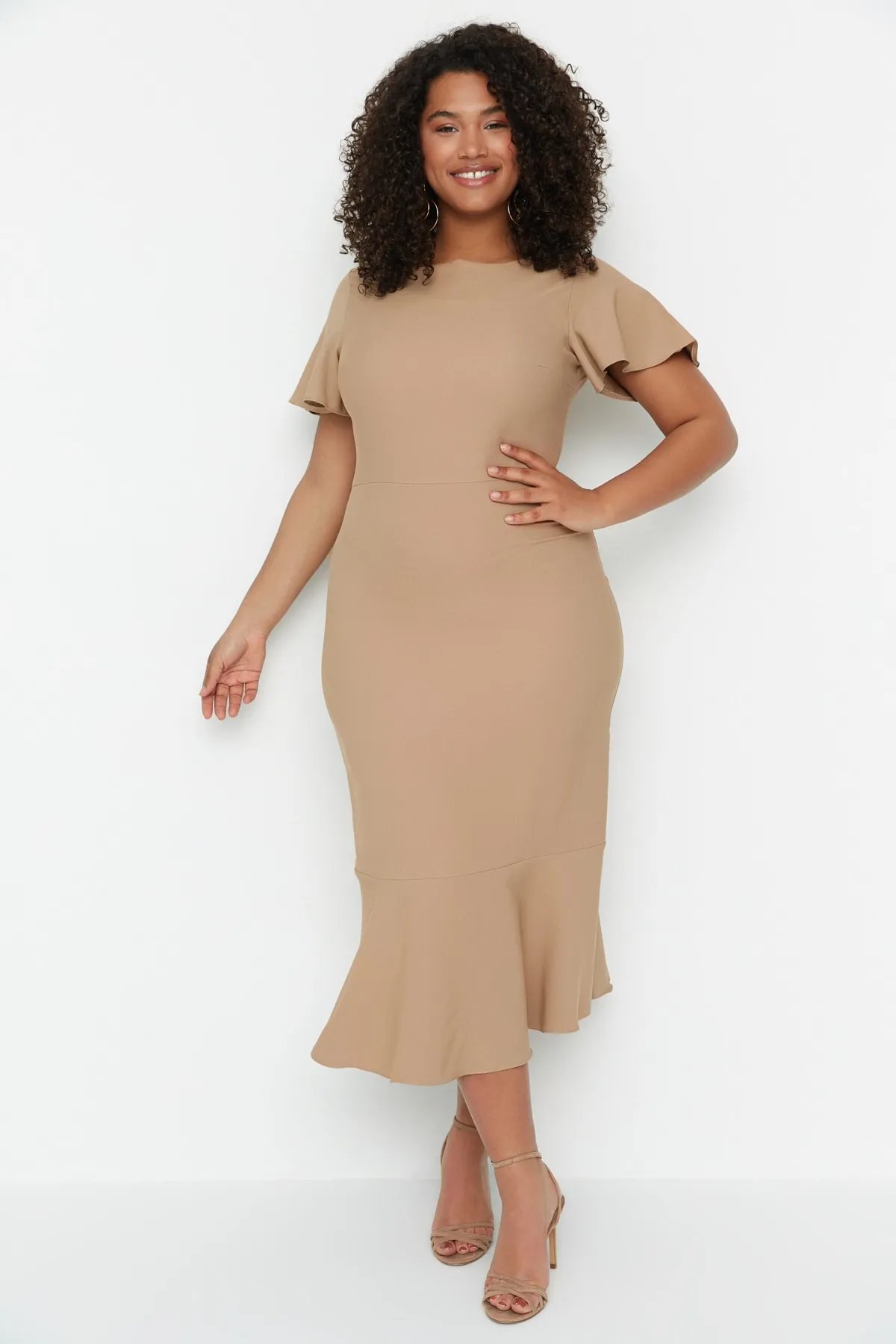Trendyol Curve  Kamelfarbenes gewebtes Volantkleid mit Ärmeln TBBSS22EL1626