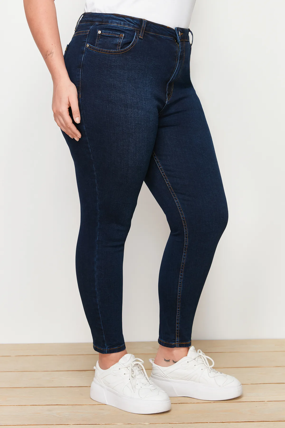 Trendyol Curve  Dunkelblaue, dehnbare Skinny-Jeans mit hoher Taille TBBAW23JE00000
