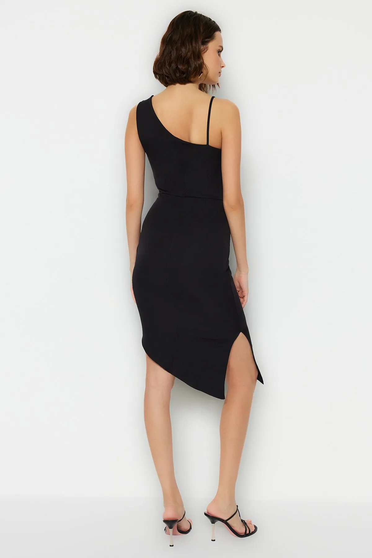 Trendyol Collection  Schwarzes, figurbetontes, gewebtes One-Shoulder-Midikleid TWOSS22EL00551