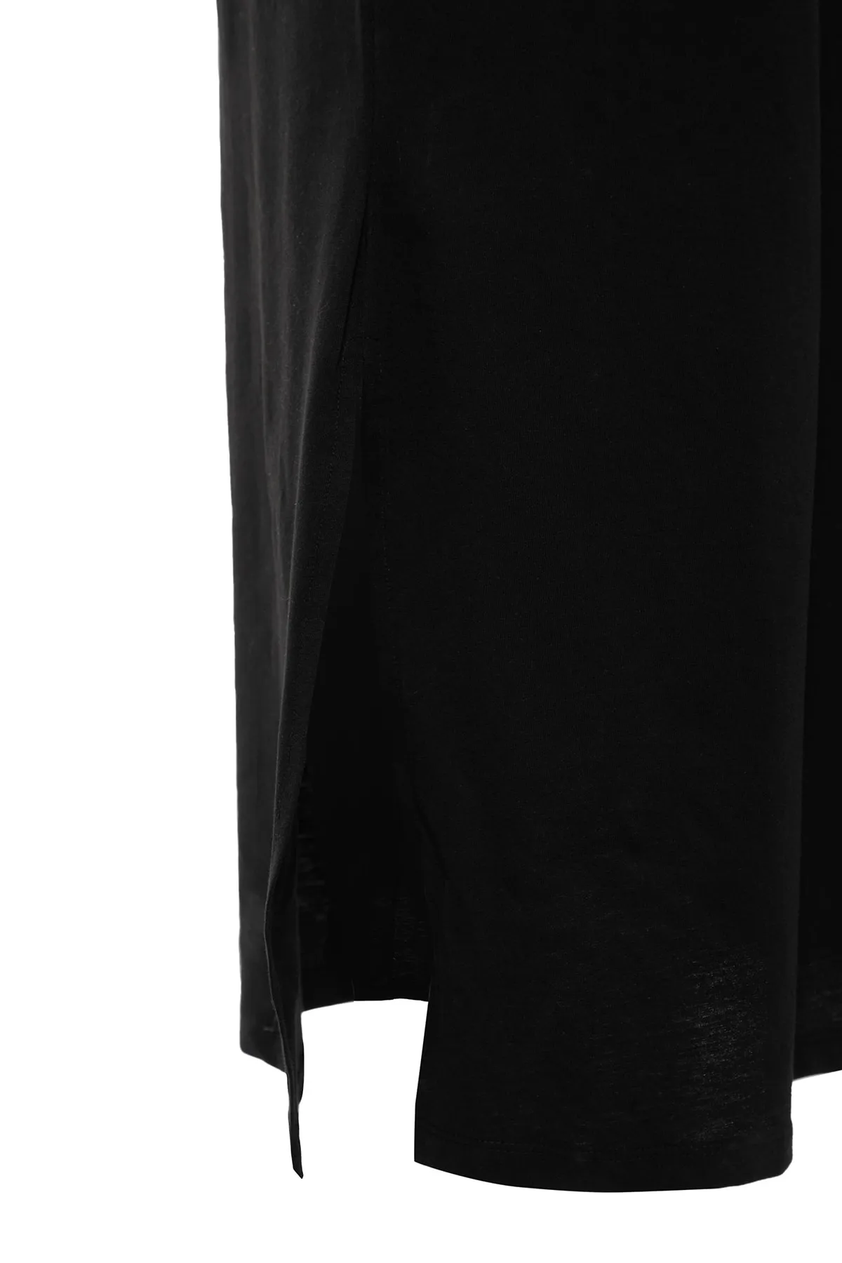 Trendyol Curve  Schwarzes Strickkleid mit V-Ausschnitt und Schlitz TBBSS22AH0163