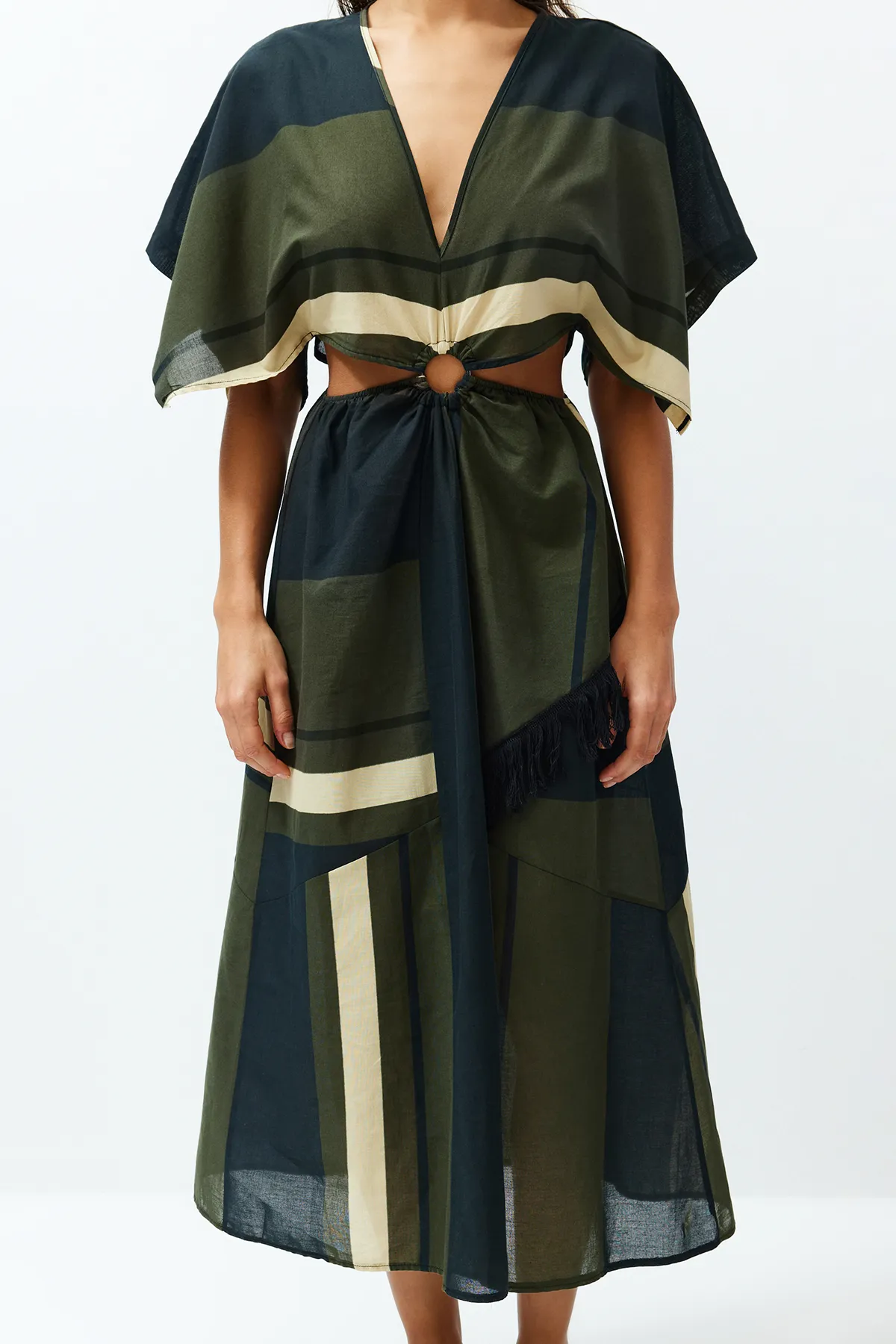Trendyol Collection  Gestreiftes Midi-Strandkleid aus 100 % Baumwolle mit gewebtem Cut-Out/Fenster und weitem Schnitt TBESS24EL00032