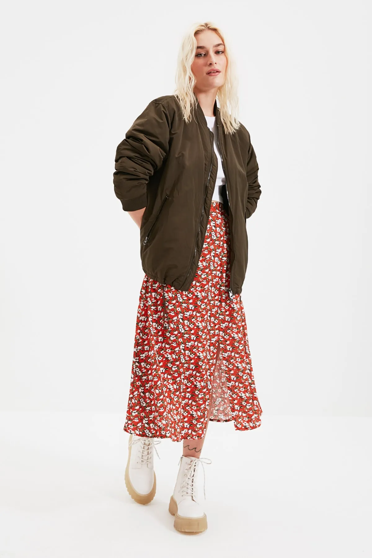 Trendyol Collection  Gewebter Midirock aus Viskosestoff mit Blumenmuster und Fliesenschlitzen TWOSS20ET0230