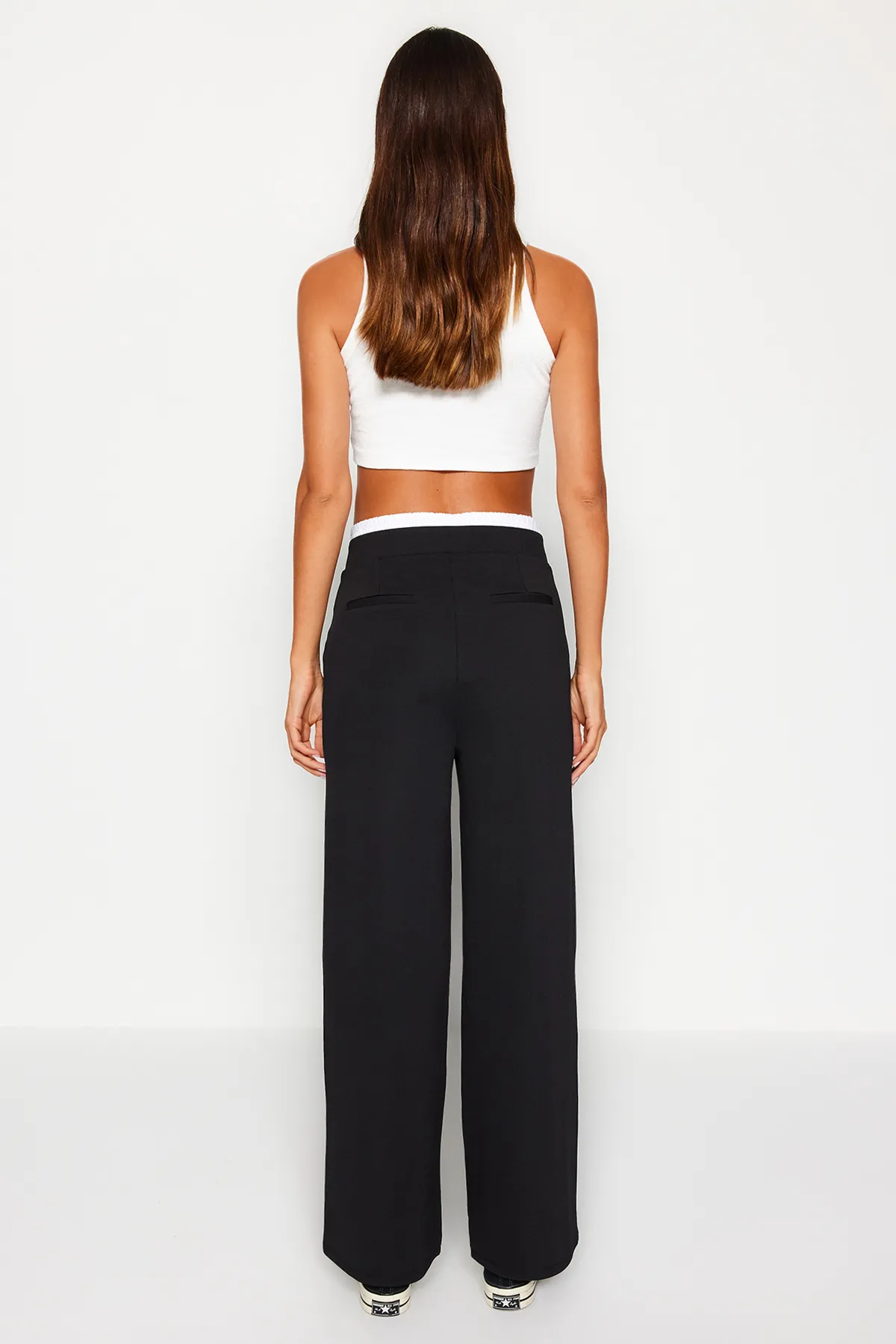 Trendyol Collection  Schwarze Boxerhose mit weitem Bein und Gürteldetail TWOAW24PL00360