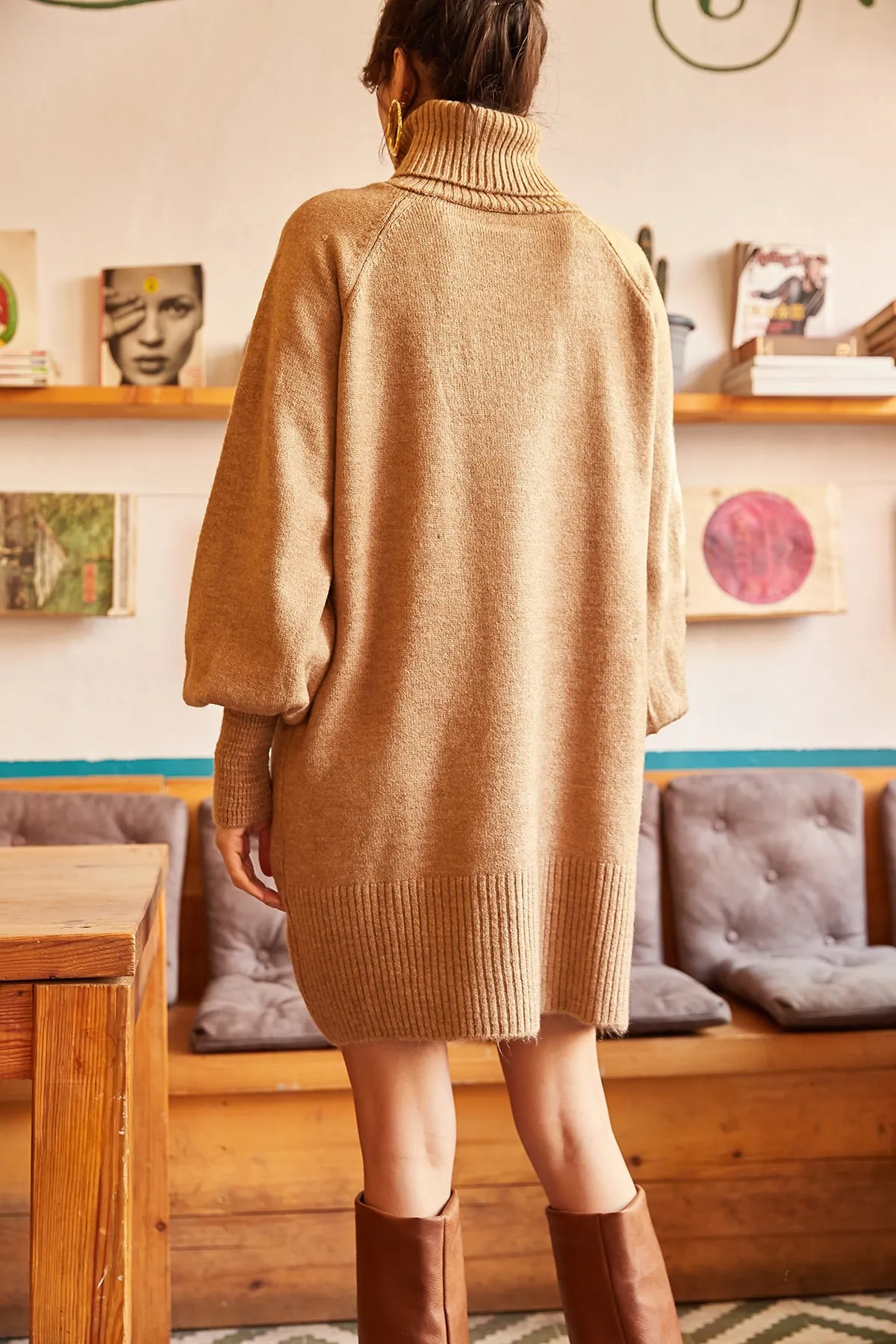 Olalook  Loses Strickkleid mit Rollkragen und Ballonärmeln für Damen in Milchkaffee ELB-19000867