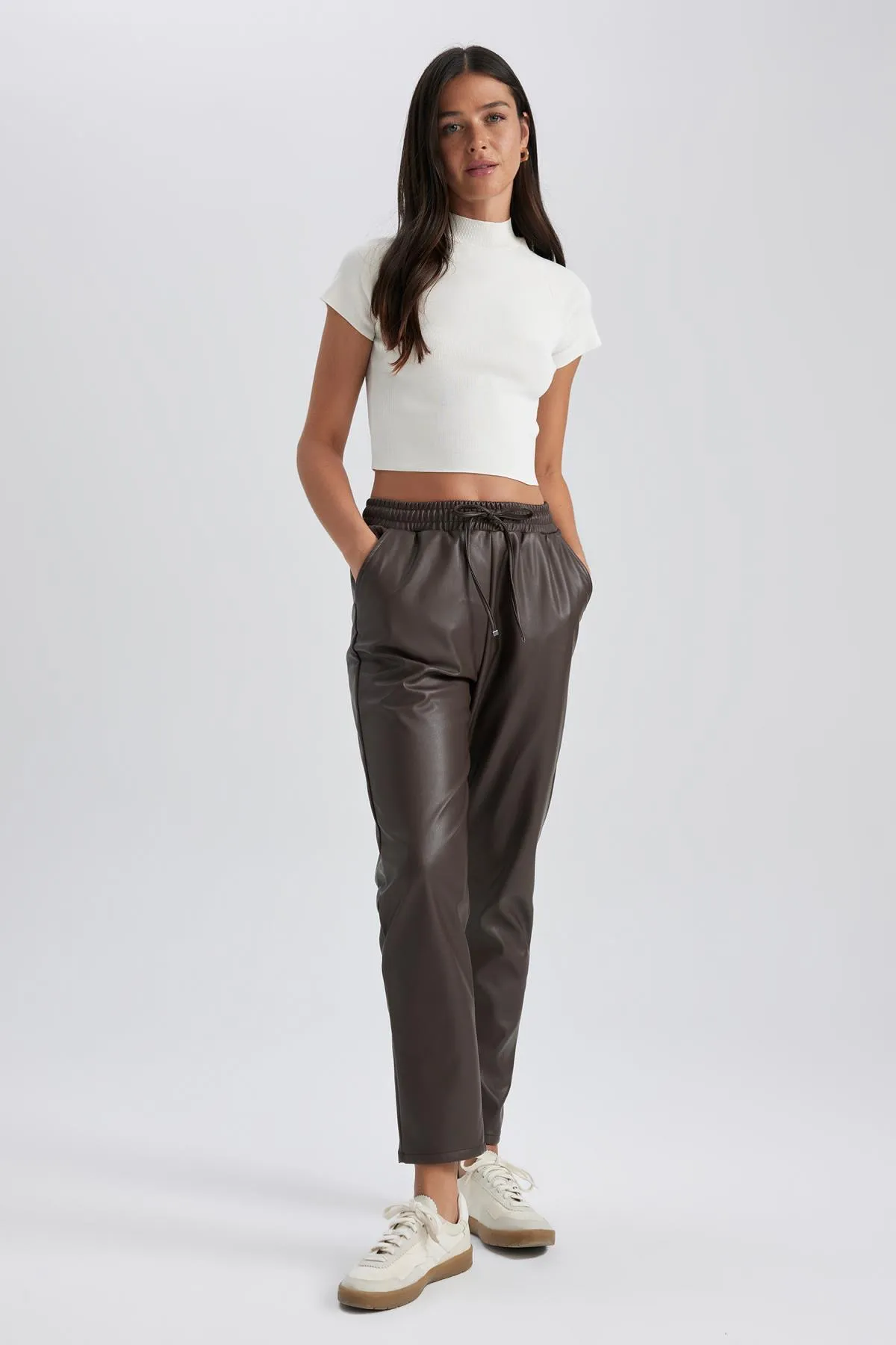 DeFacto  Hose aus Kunstleder mit hoher Taille und Joggertaschen