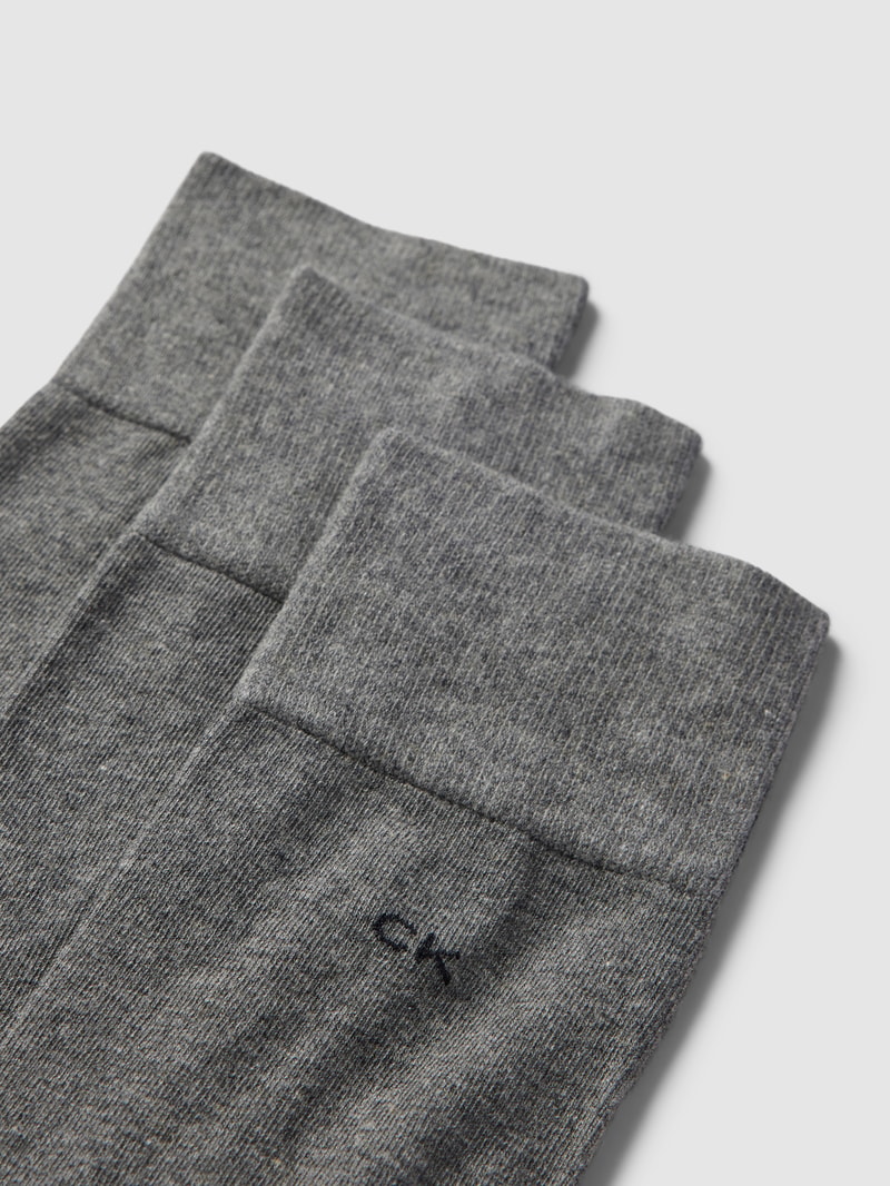Socken in unifarbenem Design mit Label-Detail in anthrazit meliert