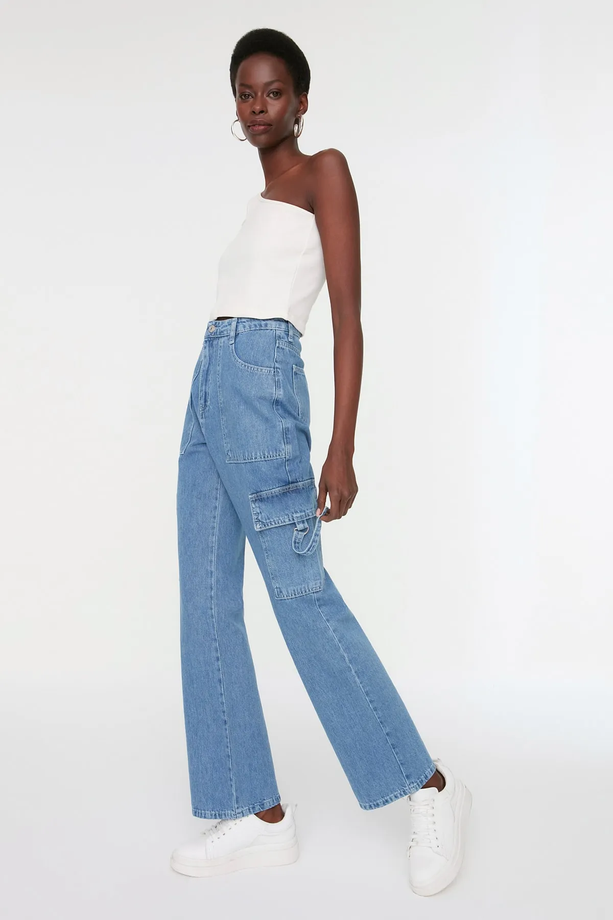 Trendyol Collection  Blaue Jeans mit hoher Taille und weitem Bein und Cargo-Taschen TWOSS22JE0657