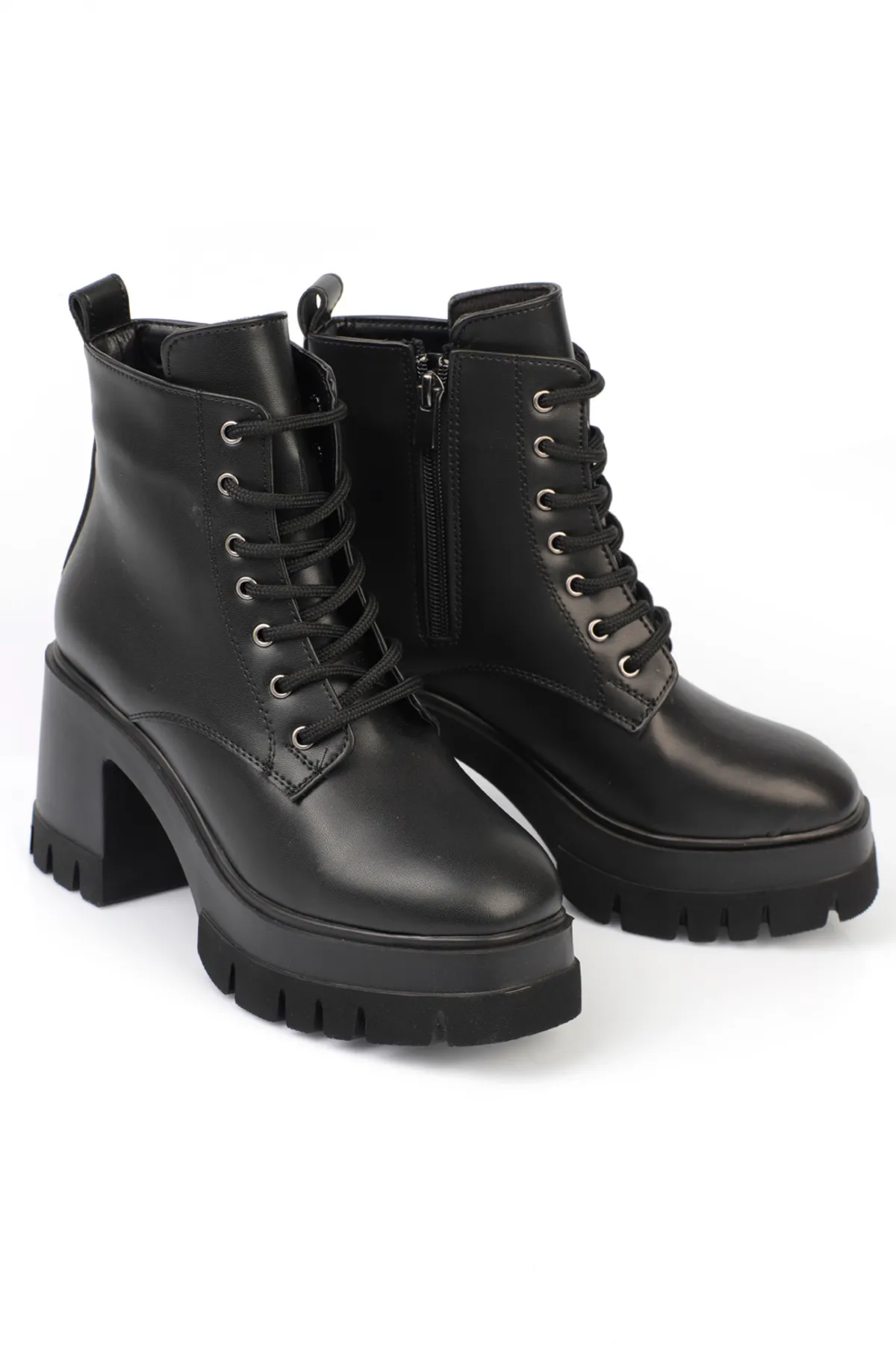 Capone Outfitters  Damenstiefel zum Schnüren mit runder Zehenpartie und mittelhohem Absatz