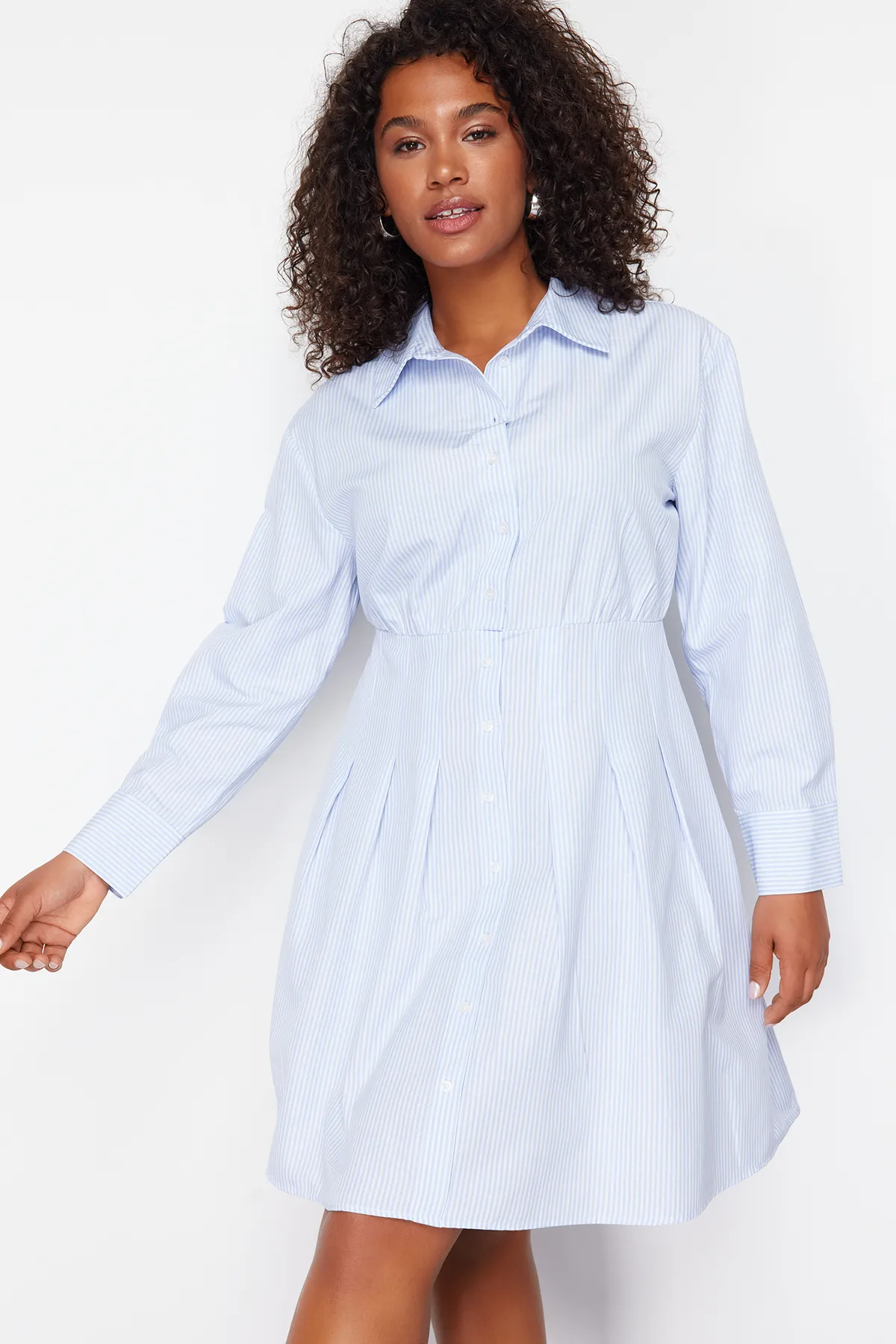 Trendyol Curve  Blaues, gewebtes Popeline-Kleid in Übergröße