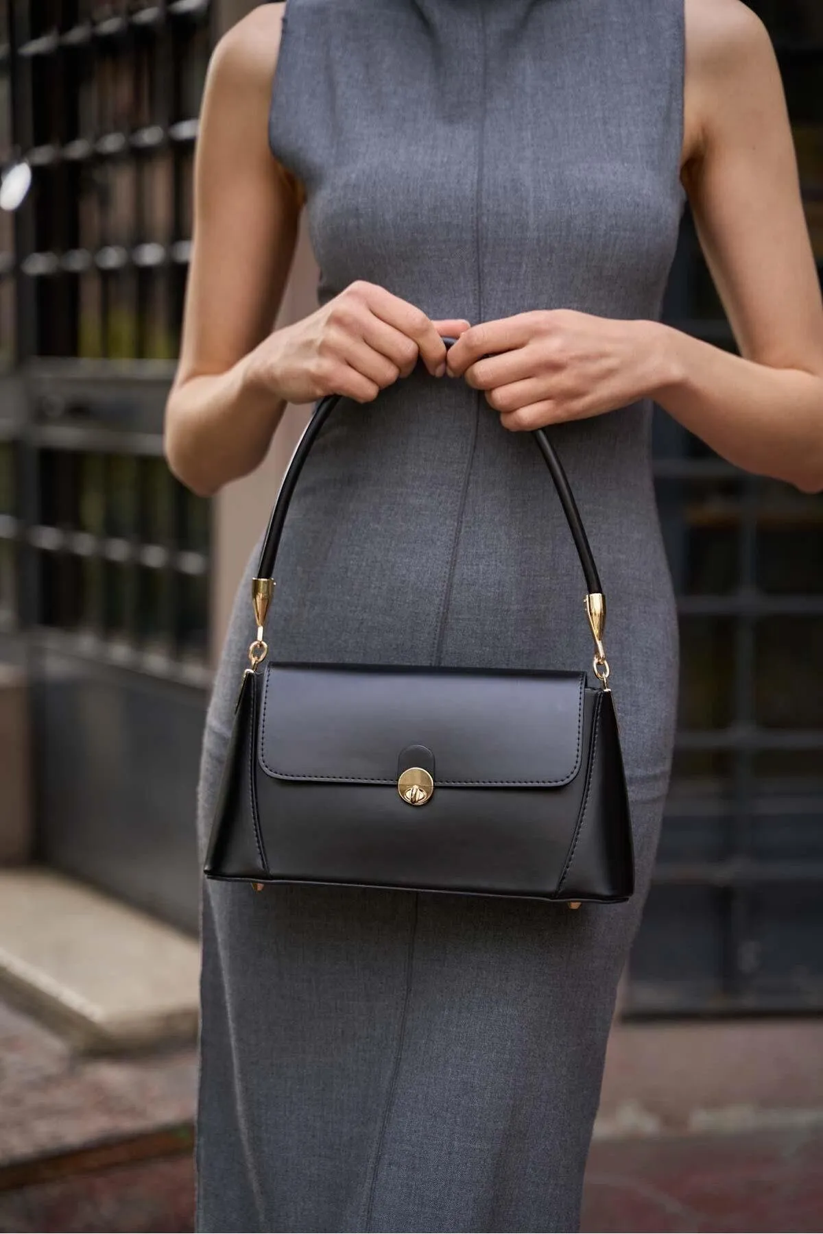 Madamra  Schwarze Damen Umhängetasche im Retro-Lederlook mit Frontcover