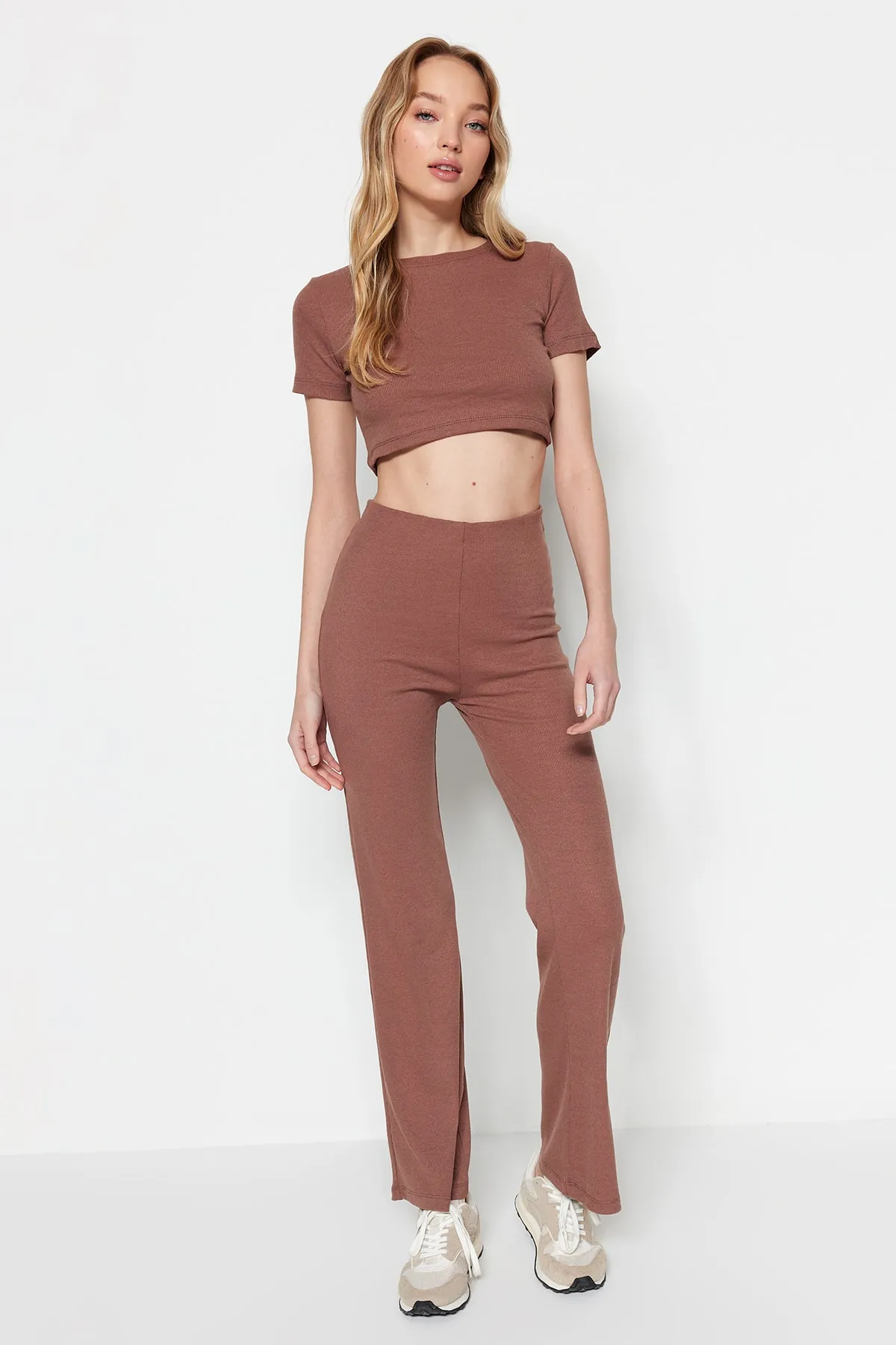 Trendyol Collection  Braunes, kurzes Set aus geripptem, flexiblem Strickoberteil und -unterteil mit Rundhalsausschnitt TWOSS21AU0160