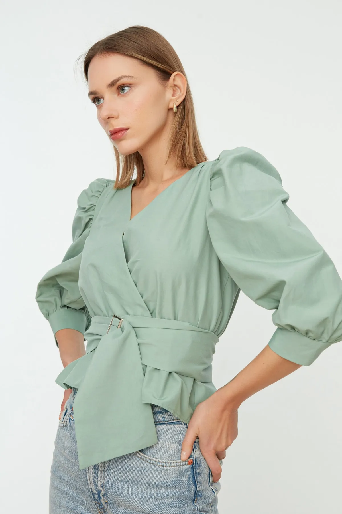 Trendyol Collection  Mintgrüne zweireihige Webbluse mit Gürtel TWOAW20BZ0923