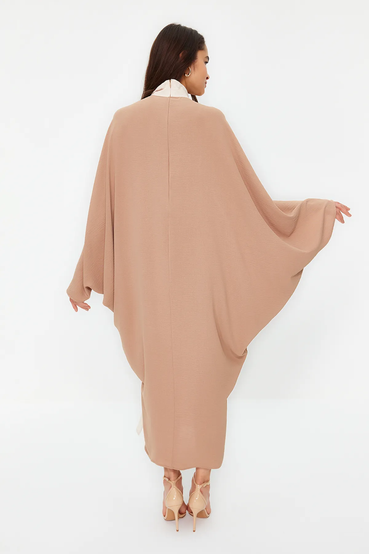 Trendyol Modest  Steinfarbenes, gewebtes Aerobin-Kaftankleid mit Blockfarben TCTSS24KK00000
