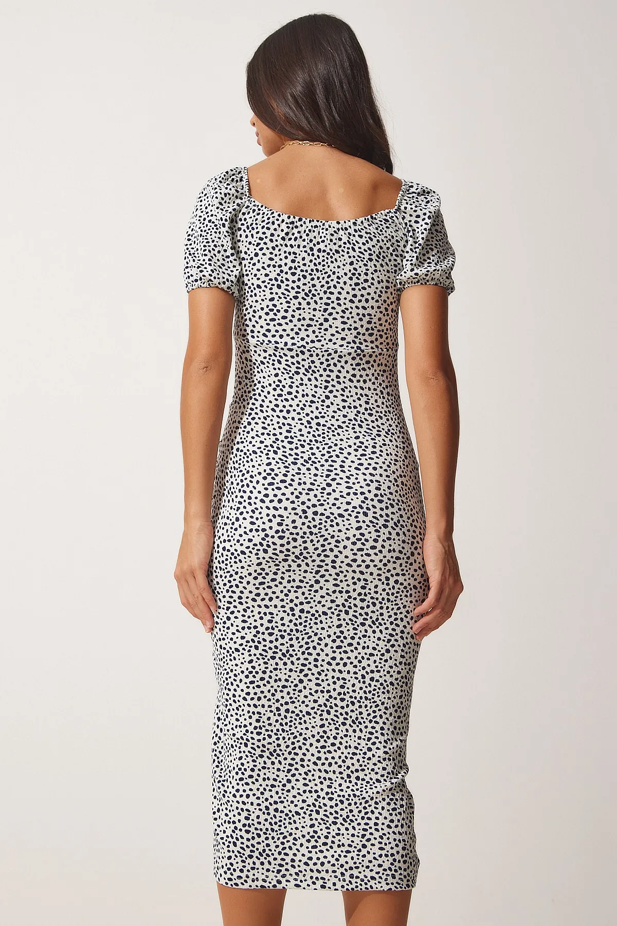 Happiness İstanbul  Damen-Sommerkleid aus gerafftem Saran in Weiß und Schwarz DD01202