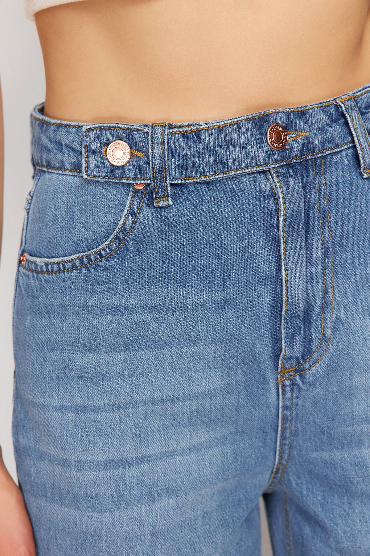 Trendyol Collection  Blaue Jeans mit hoher Taille und weitem Bein und Detail TWOSS22JE0675