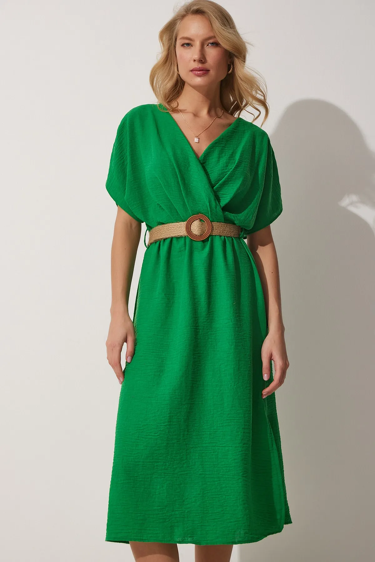 Happiness İstanbul  Lebhaftes grünes Ayrobin-Sommerkleid mit Strohgürtel für Damen ZH00022