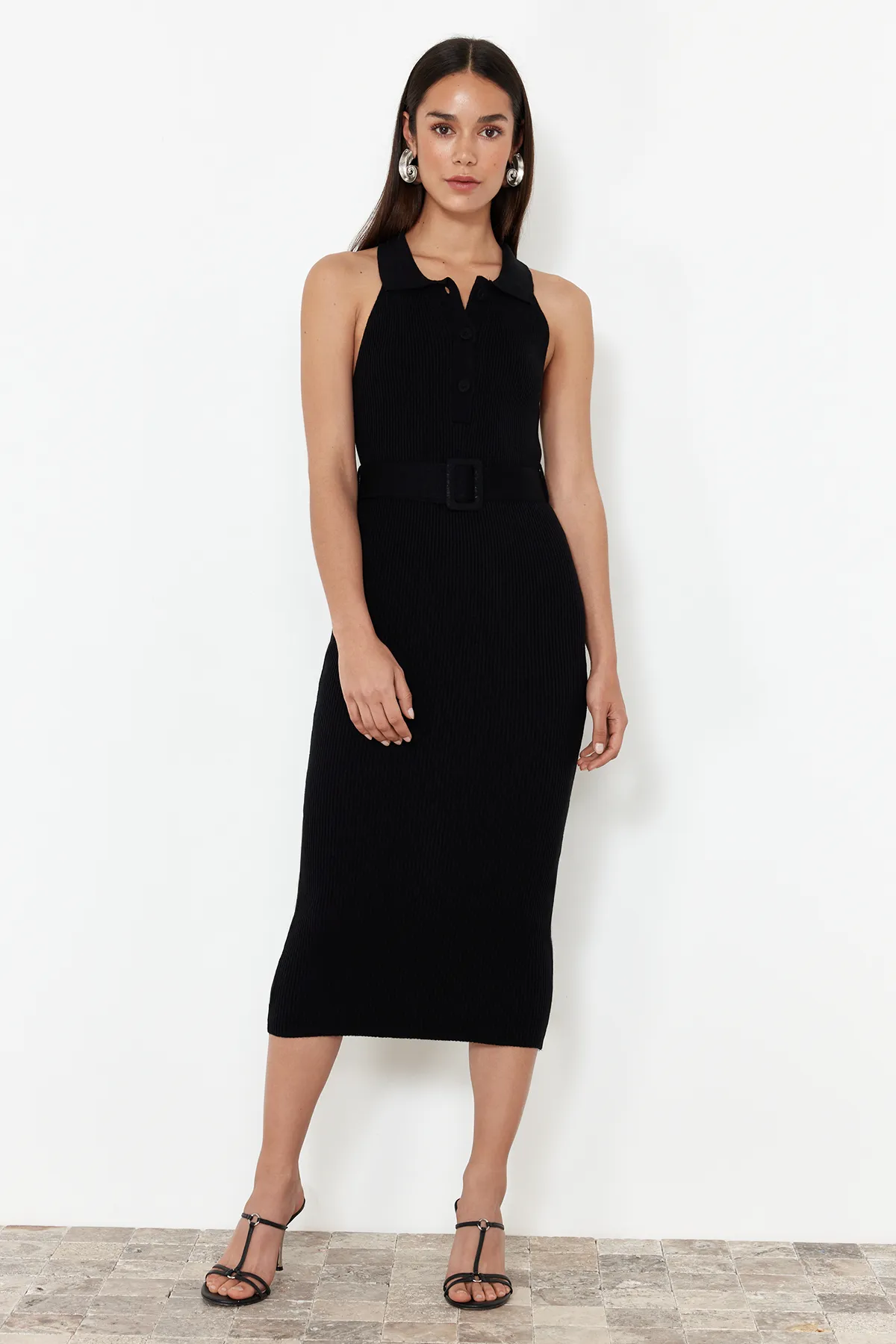 Trendyol Collection  Schwarzes Strick-Midikleid mit Gürteldetail TWOSS22EL1031