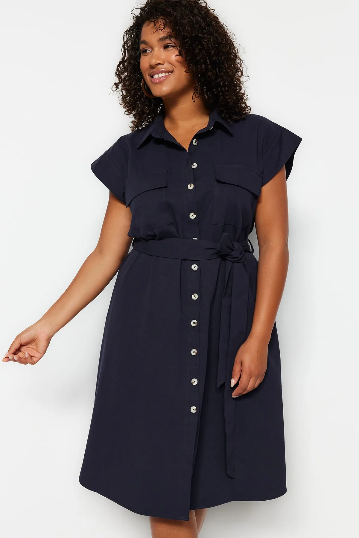 Trendyol Curve  Marineblaues gewebtes Hemdblusenkleid mit Gürtel TBBSS23AH00252