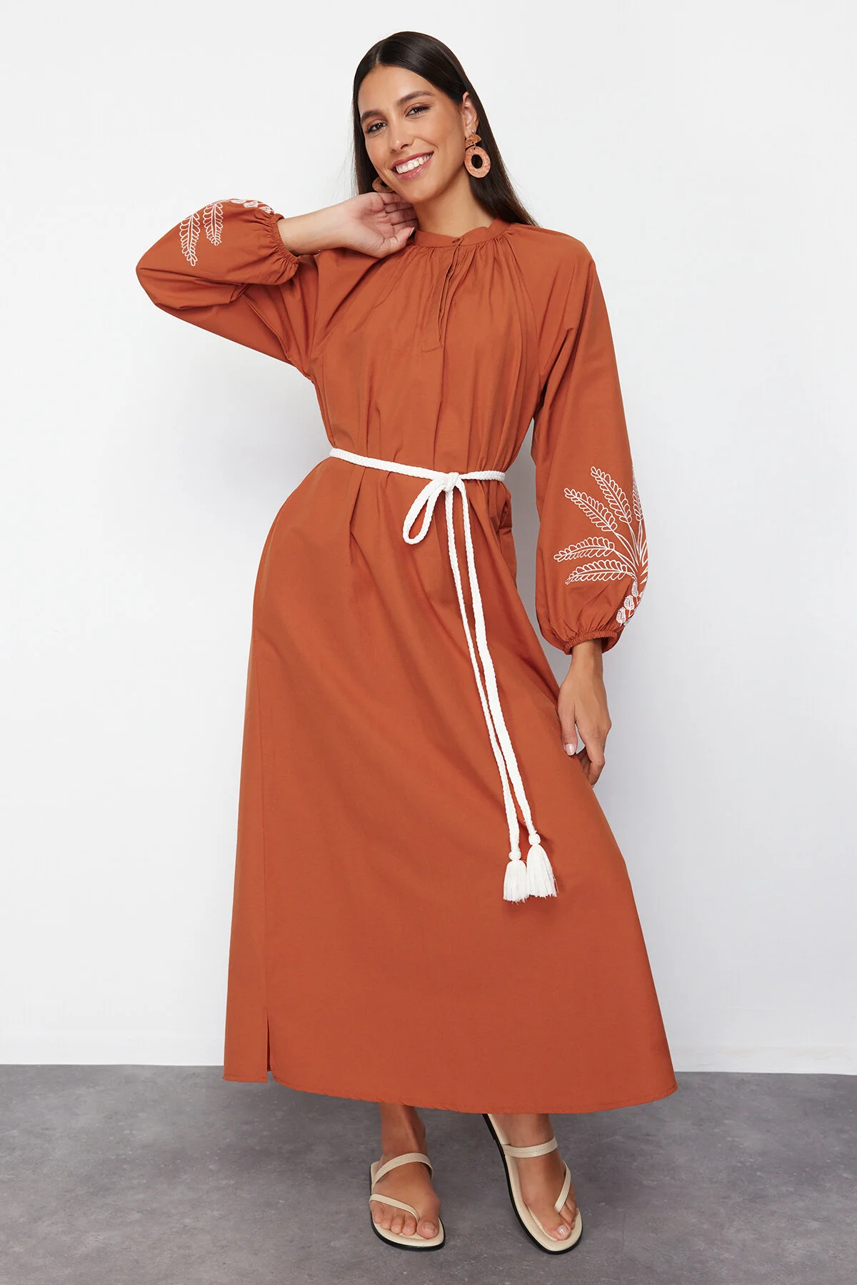 Trendyol Modest  Zimtfarbenes, ungefüttertes, besticktes / besticktes, gewebtes Hijab-Kleid aus Terrycotton TCTSS24EB00213