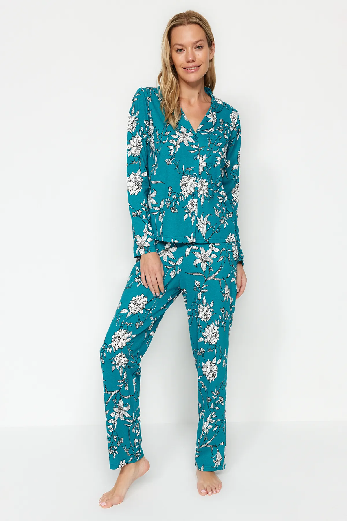 Trendyol Collection  Petrolfarbenes Pyjama-Set aus Hemd und Hose aus 100 % Baumwolle mit Blumenmuster THMAW24PT00133