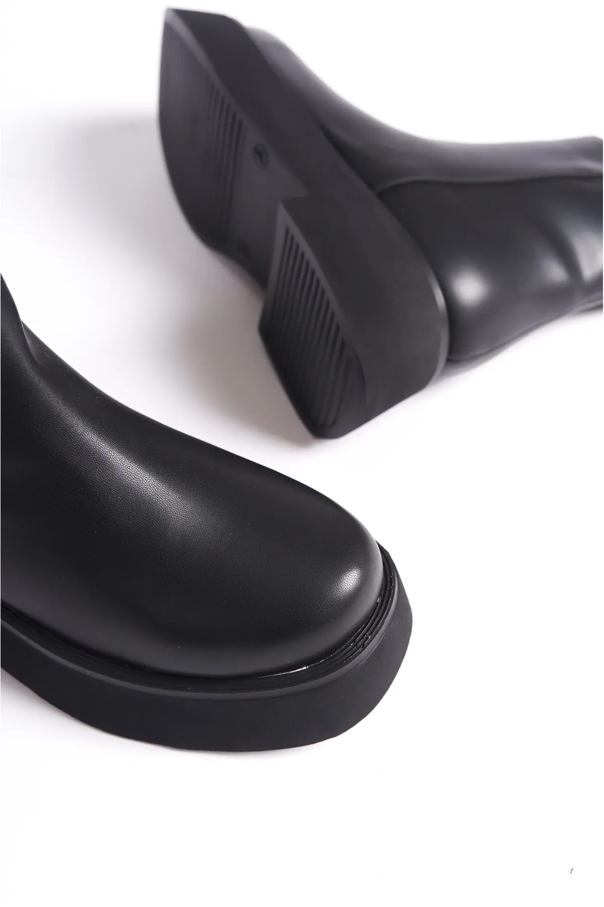 Capone Outfitters  Damenstiefel mit runder Spitze, seitlichem Reißverschluss und Trak-Sohle
