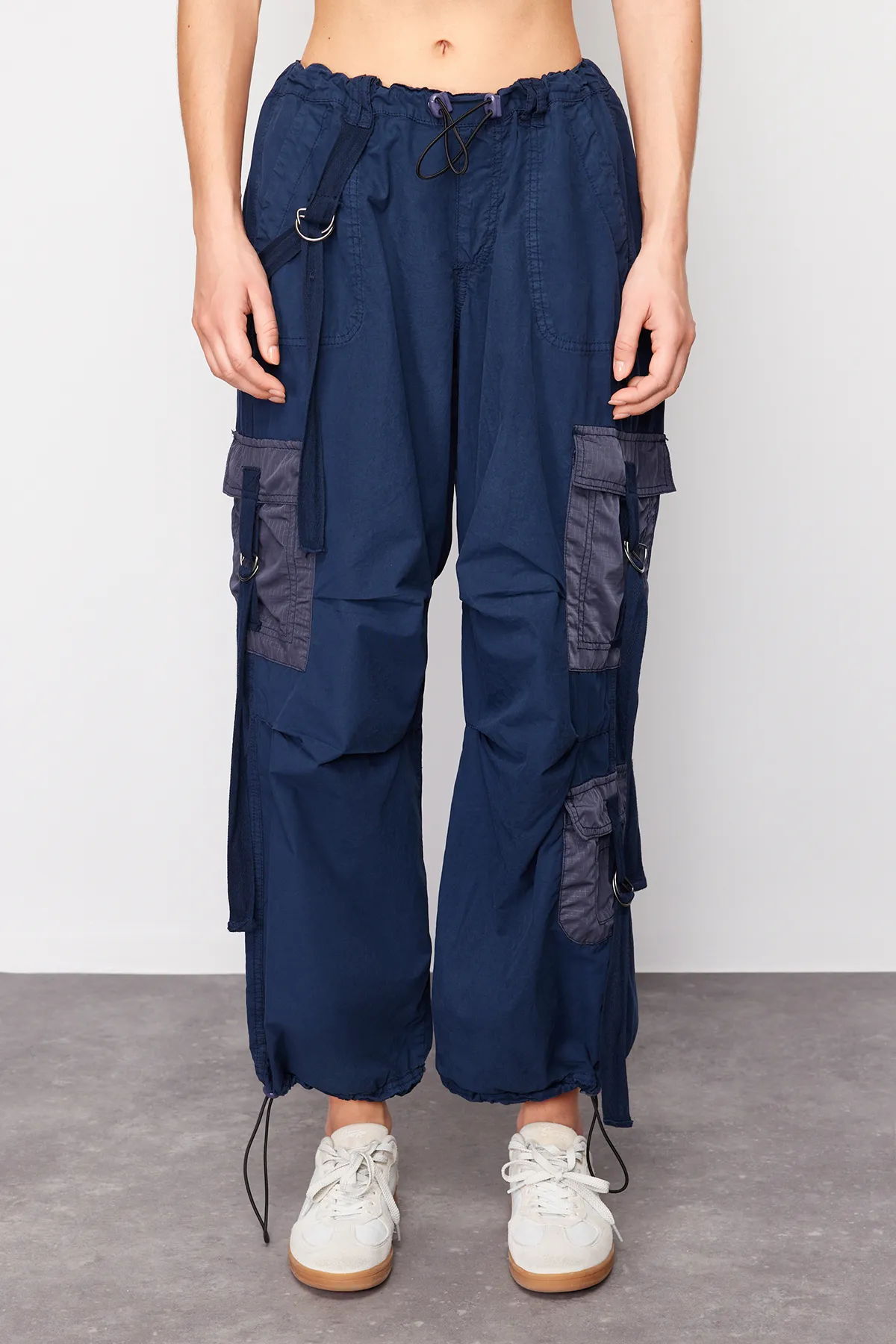 Trendyol Collection  Marineblaue Cargo-Taschen-Jogging-Jeans mit normaler Taille TWOAW24JE00216