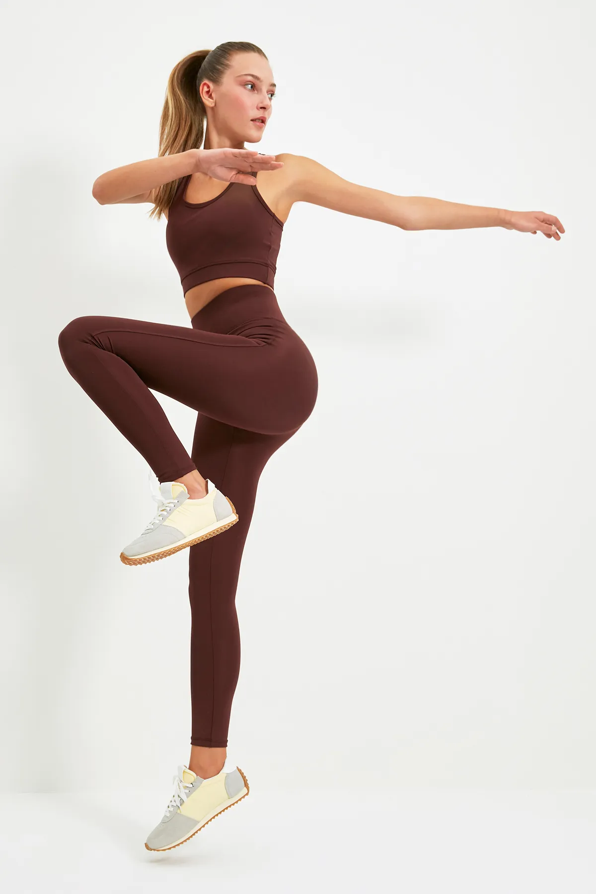 Trendyol Collection  Dunkelbraune gestrickte Sport-Leggings mit breiter Taille und extra Erholung in voller Länge TWOAW21TA0029