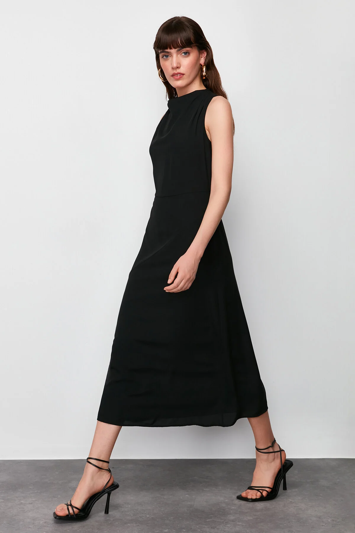 Trendyol Collection  Schwarzes gewebtes Midikleid mit Degaje-Kragenrock und Cut-Detail TWOSS24EL00390