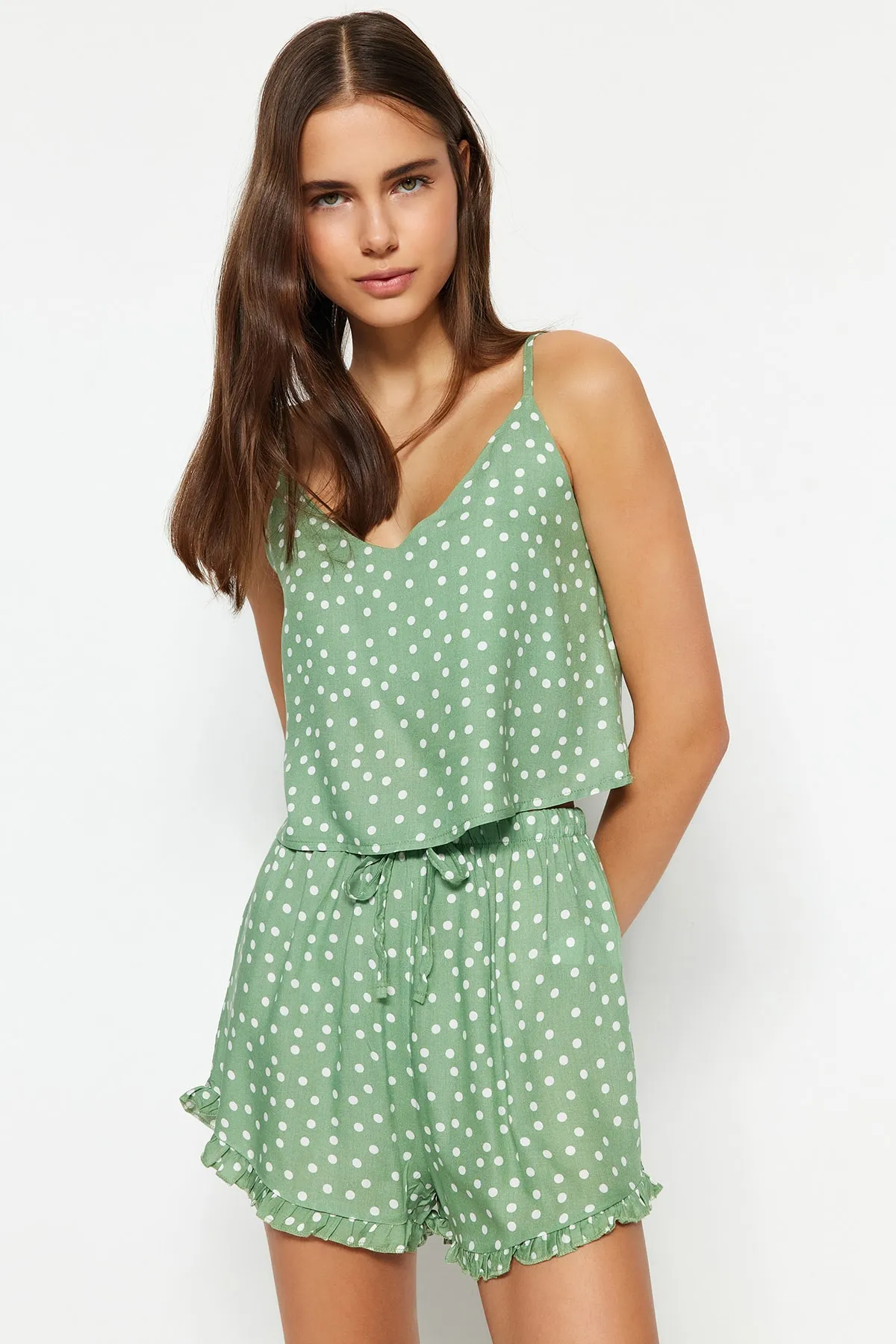 Trendyol Collection  Mintgrünes Pyjama-Set aus Viskosegewebe mit Tupfen, Rüschendetail und Seilträgern THMSS21PT0742