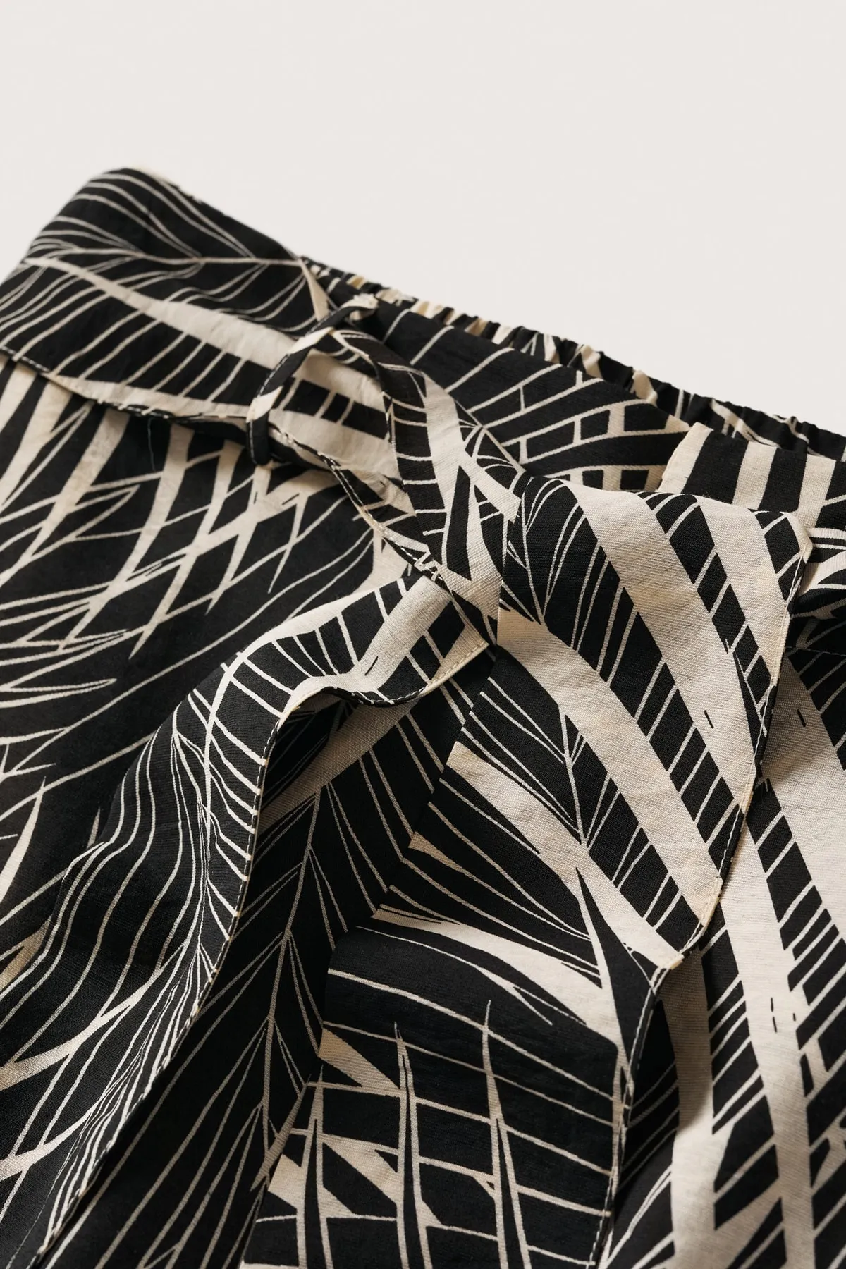 MANGO  Schwarze Damenhose 37000381