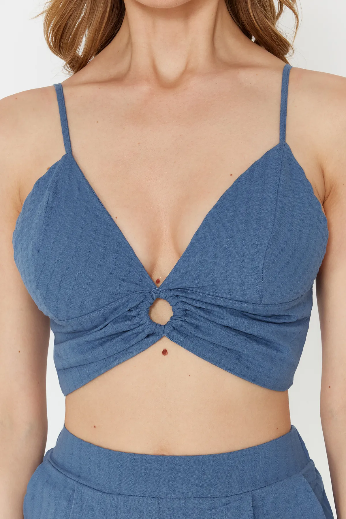 Trendyol Collection  Blaues gewebtes Accessoire-Bluse-Shorts-Set TBESS24AU00064