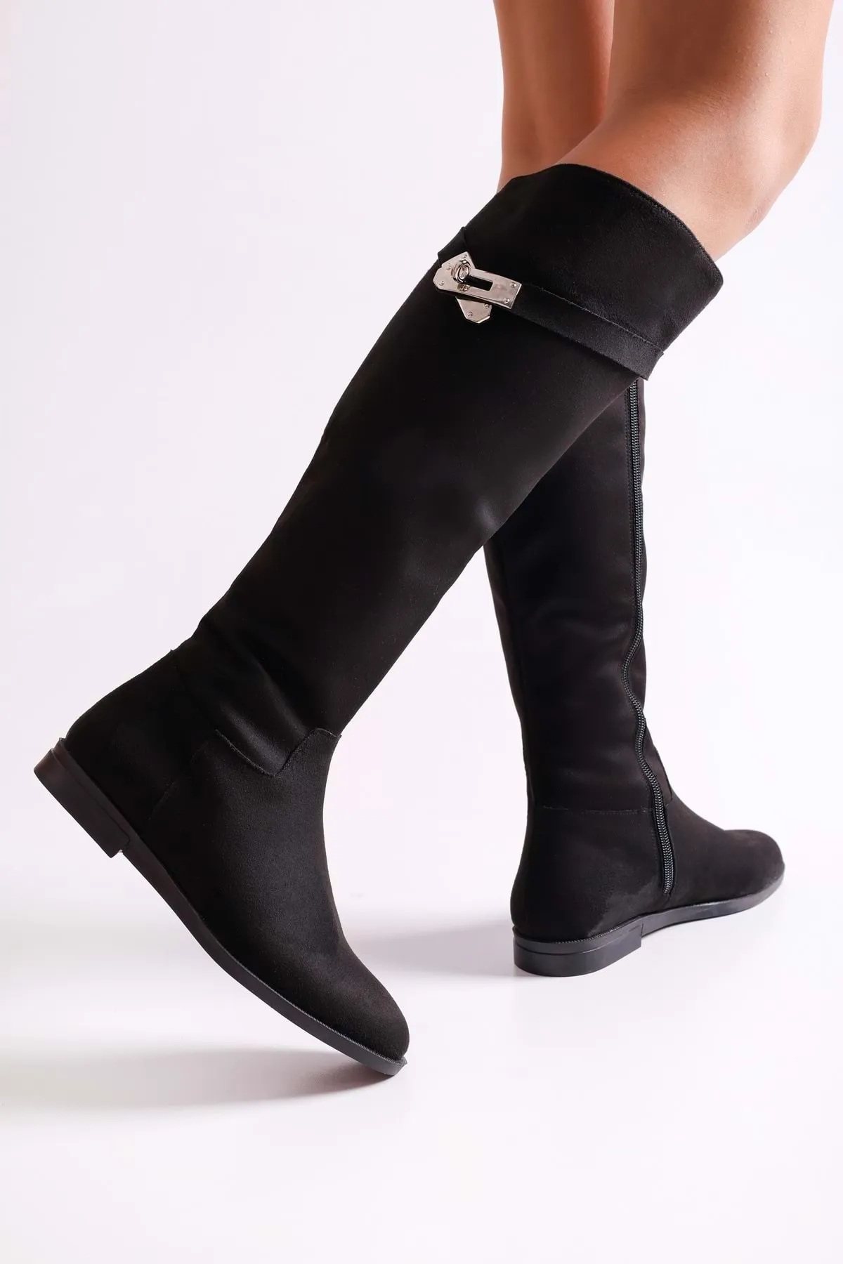 Shoeberry  Damen-Stiefel Meroni aus schwarzem Wildleder mit Schnalle. Schwarzes Wildleder
