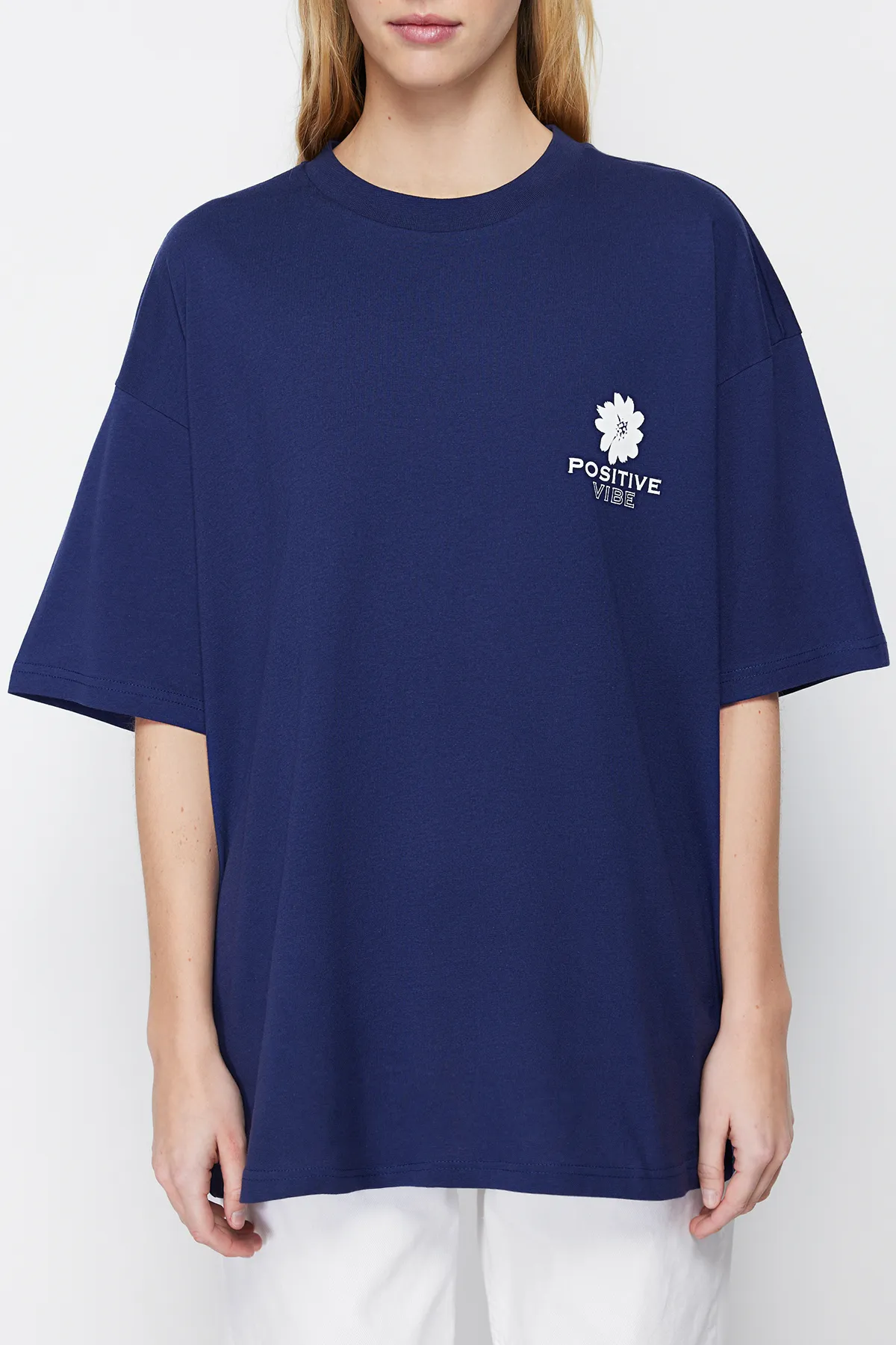 Trendyol Collection  Marineblaues Strick-T-Shirt mit Rundhalsausschnitt aus 100 % Baumwolle mit Rückendruck, übergroße/weite Passform, TWOSS23TS00321