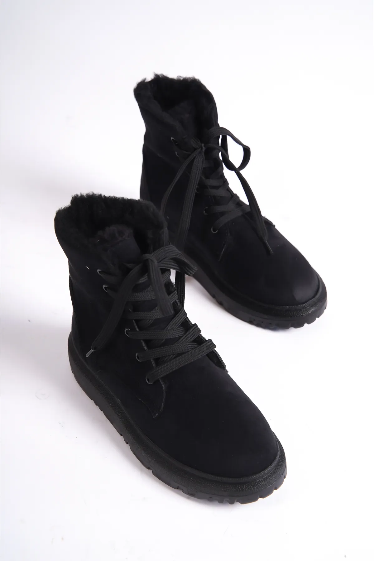 Capone Outfitters  Damenstiefel aus Lammfell mit runder Zehenpartie