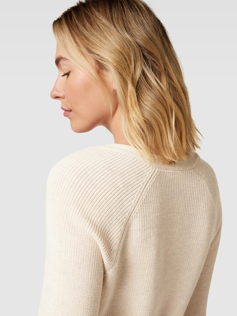 Strickpullover mit V-Ausschnitt in camel