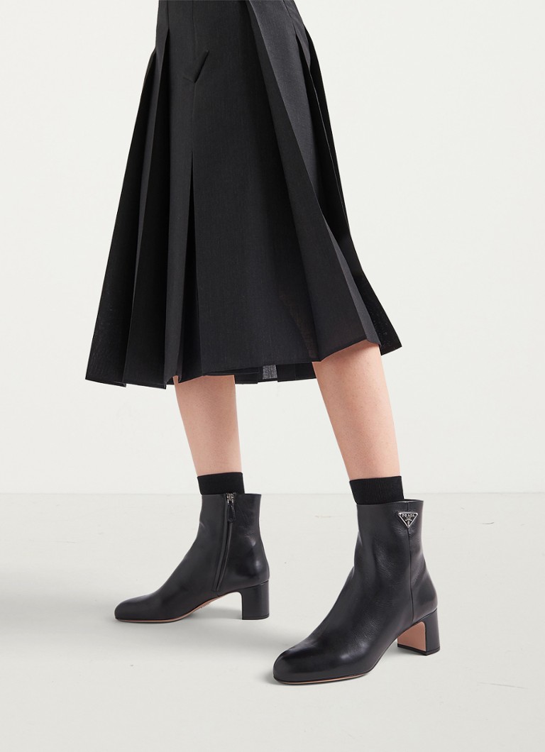 Prada  Enkellaars van leer met logo