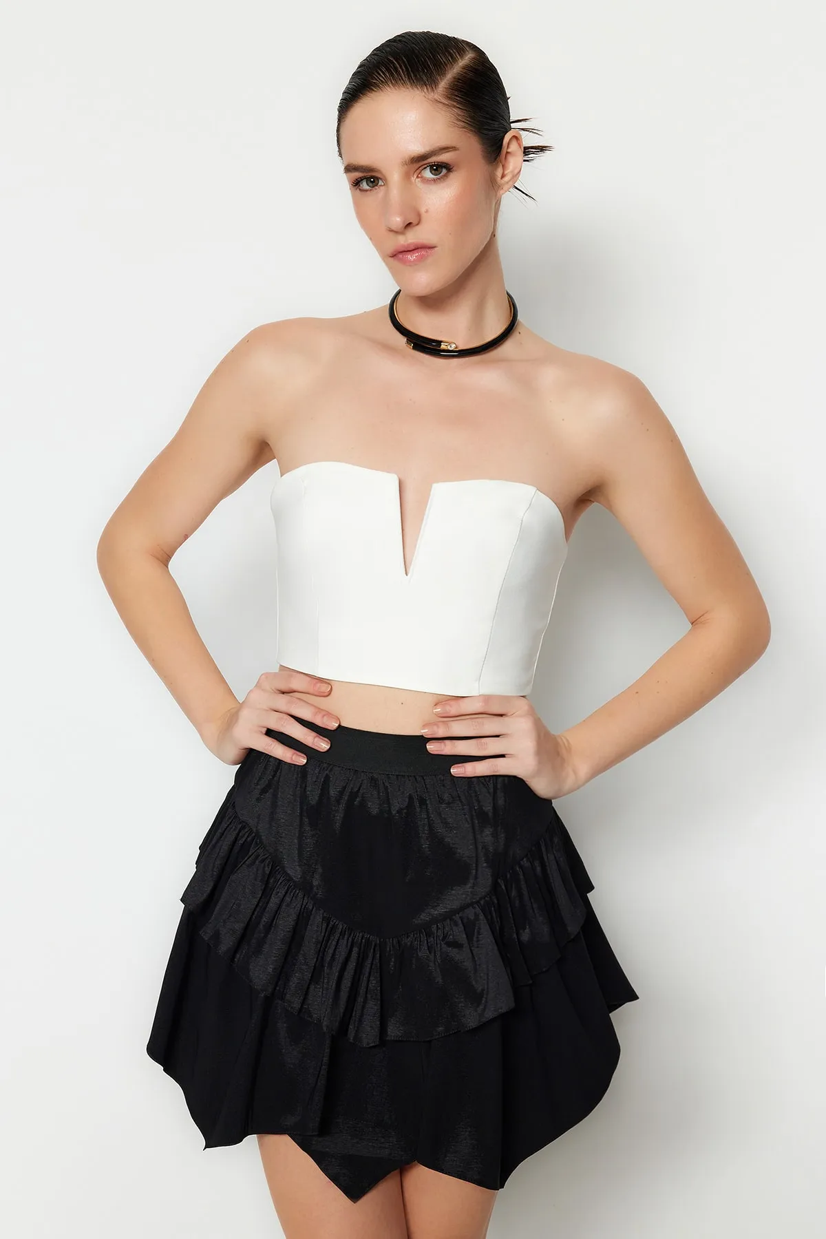 Trendyol Collection  Ecrufarbenes, bauchfreies, gefüttertes Bustier aus Webstoff TPRSS22BS0065