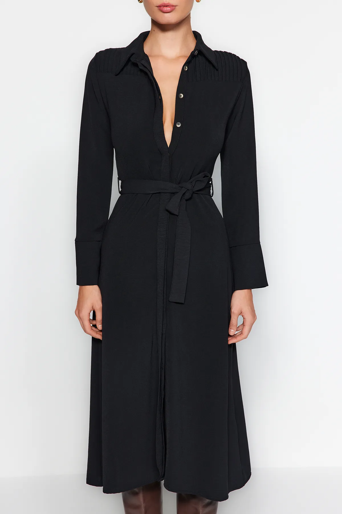 Trendyol Collection  Schwarzes, gewebtes Hemdkleid mit Gürtel und Knöpfen TWOAW24EL00359